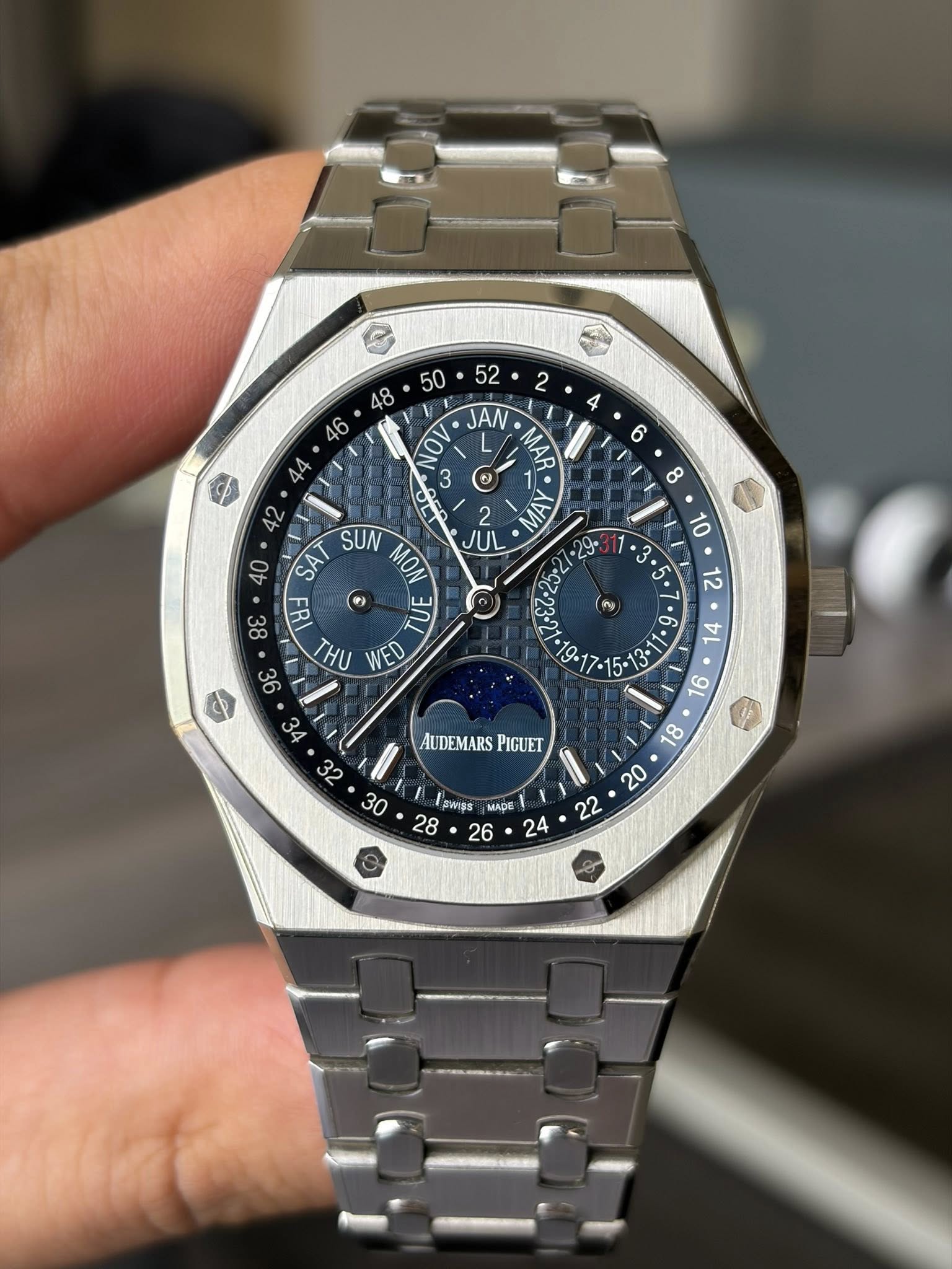 May be an image of wrist watch and text that says '52 2 4 c 50 48 46 OV JAN 44 MAR A SAT SUN MON မ 3ቢ1 ΠΗ. WED 6 8 8 N VA 2 JUL 10 29+ 38 Py 12 36 7 ਤਰ 19-17 5° 1 و 32 AUDEMARS…