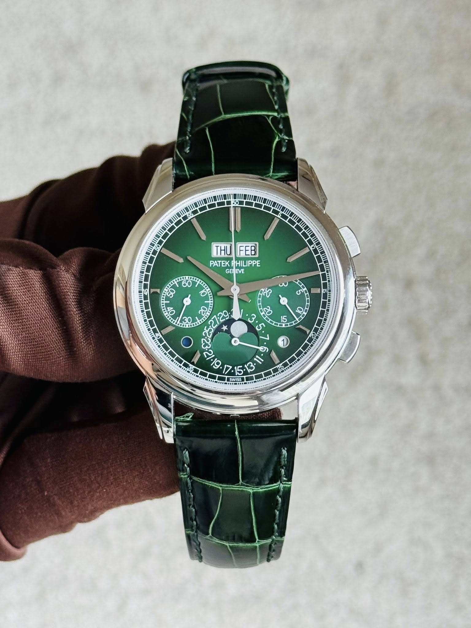 May be an image of wrist watch and text that says 'THU FEB PATEK HILIPPE ELEVE تن qie ਨ ن 9 A O ع 91 O ب ای اى 1 = 15'