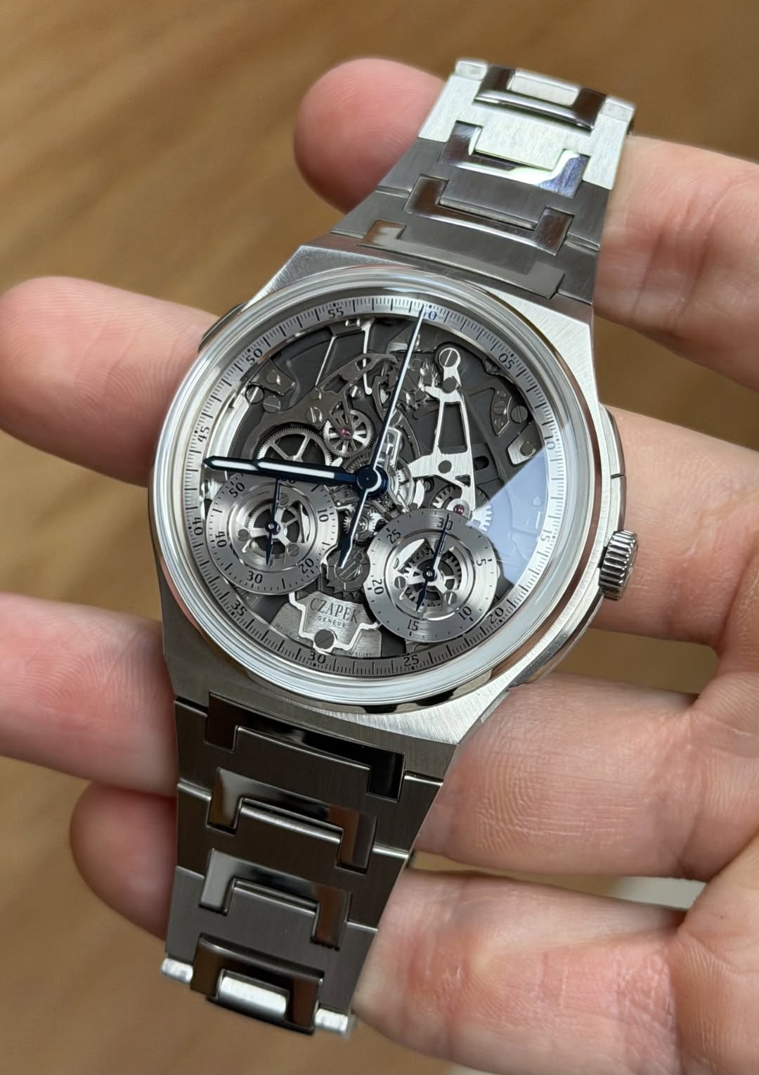 May be an image of wrist watch and text that says 'ጭ E 05" 6 IS ና APE V'