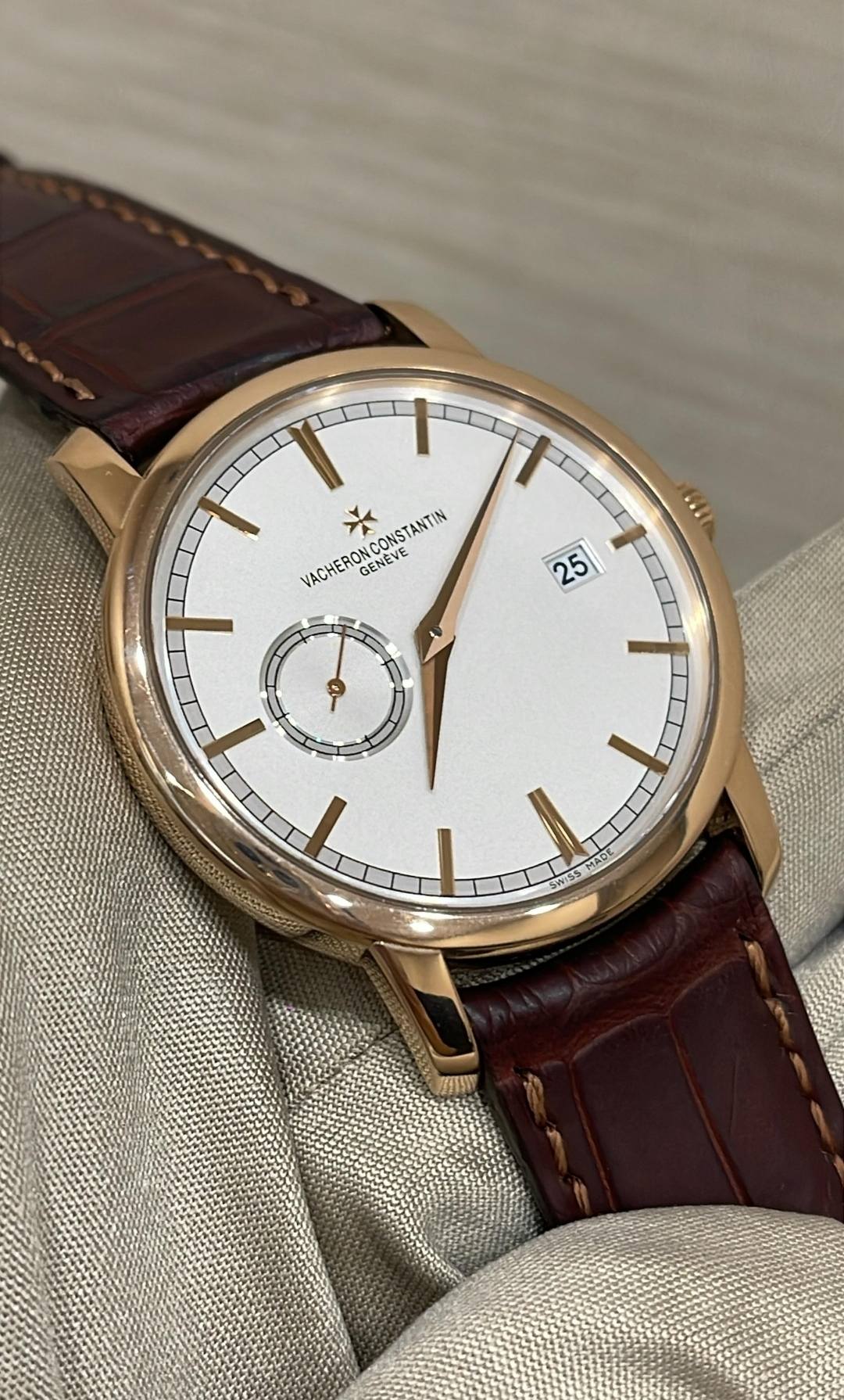 May be an image of wrist watch and text that says 'STANTIN VACHERONO ንድ GENEVE CONSTANTIN VACHERONCONSTANTIN VE E ማማ 25 5 9 2 အ MADE SWiSS'