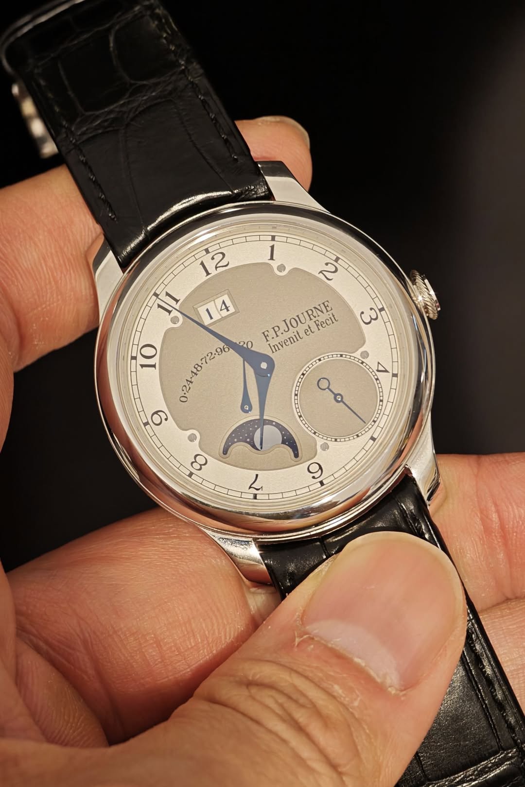 May be an image of wrist watch and text that says '本味ま 1 2 ω 12 11 I 4 F.P.JOURNE et Fecit O0 Invenit 9 ? $ A 8 7 و'