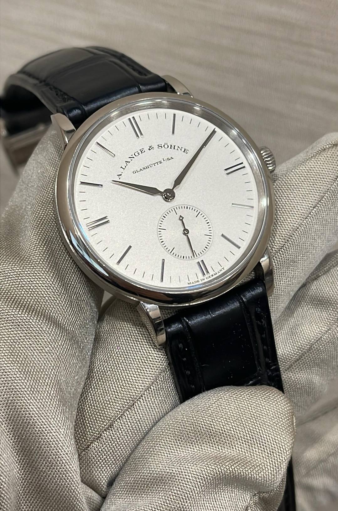 May be an image of wrist watch and text that says 'LANGE LANGE NGE 次 SÖHNE OLASHUTTESA 5A แบบ ー R 18I I ١ 1 ADE ADK 14 DERM GERM 2 ش GERS'