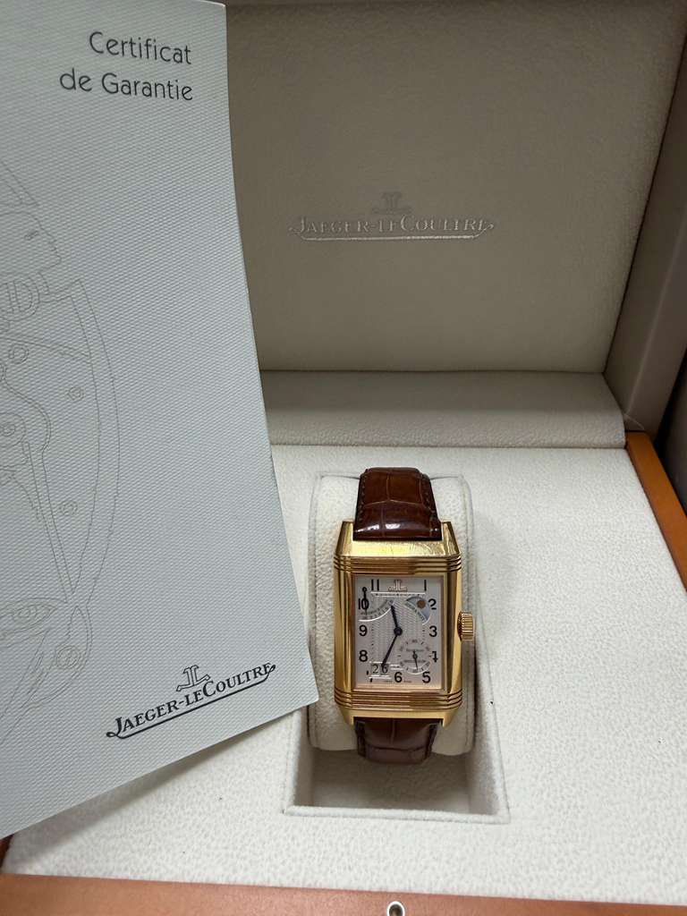 May be an image of wrist watch and text that says 'Certificat de Garantie JAFGER-IFCOLLIRL rCO JAEGER-LE JAEGER-I AEGER-LECOULTRE LECOULTRE COULTRE IL'