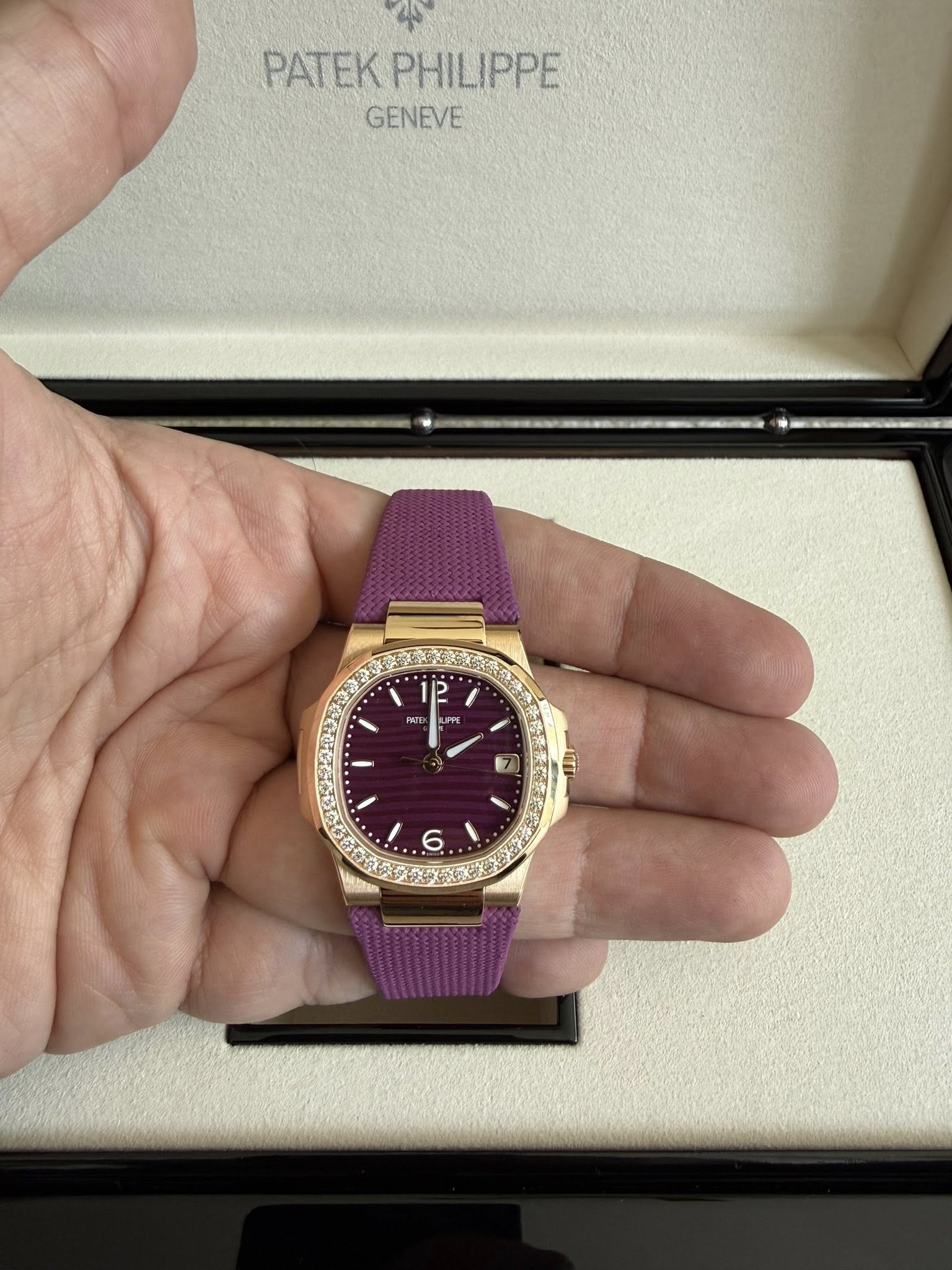 May be an image of wrist watch and text that says 'PATEK PATEKPHILIPPE PHILIPPE GENEVE ij2 PUD ၈'