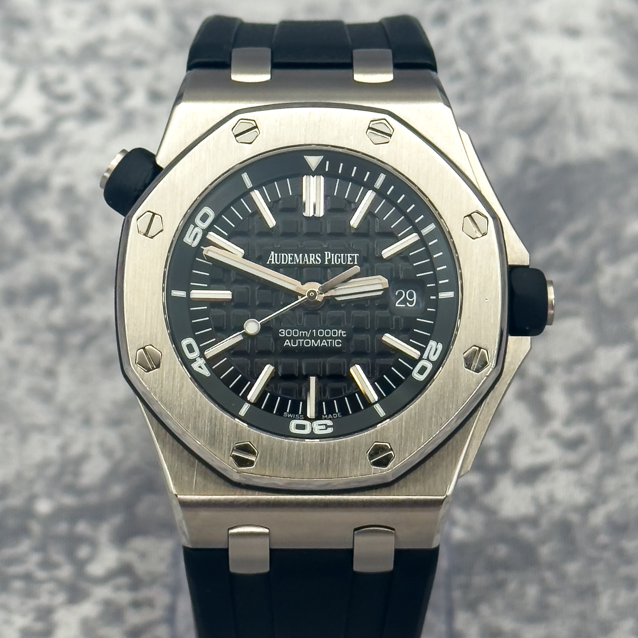 May be an image of wrist watch and text that says 'D 50 AUDEMARS AUDEMARSPIGUET PIGUET I 29 a 300m/1000ft 300m/1 0DOft AUTOMATIC 大'
