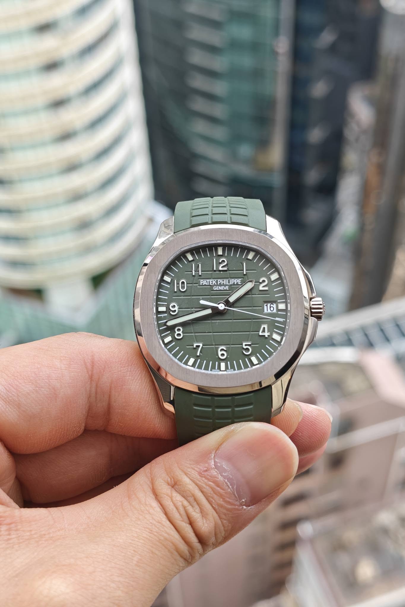 May be an image of digital watch and text that says '12 PATEK PATEKPHIO IOPPE GENEVE 2 16 0 ه •'