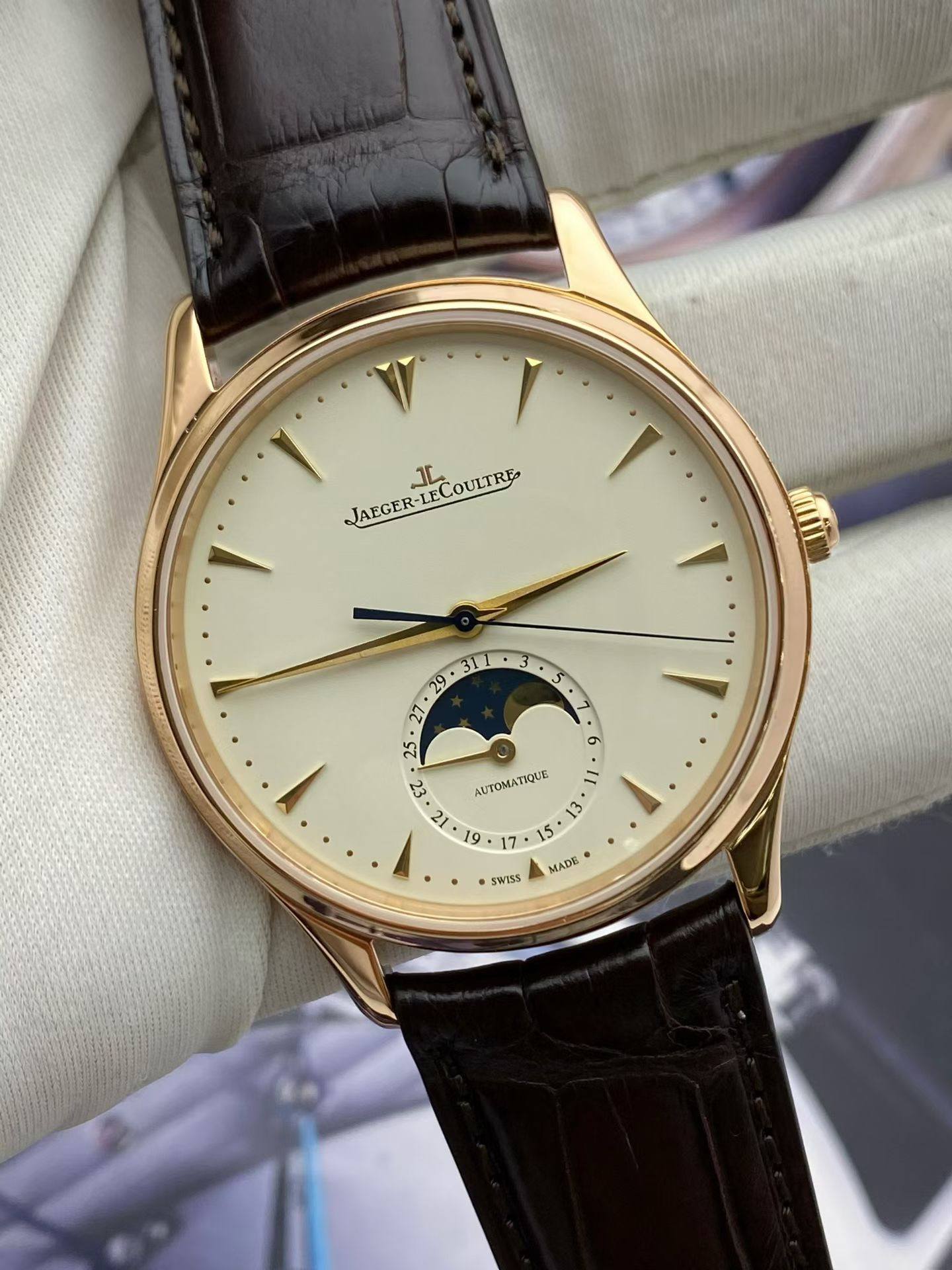 May be an image of wrist watch and text that says '1L JAEGER- LECOULTRE JAEGER-LECOULIRE DULTRE a c7 ArTOMATKRЛE ATOM 21 ン 19 19 = 3 15 MADE 17 รพารร'