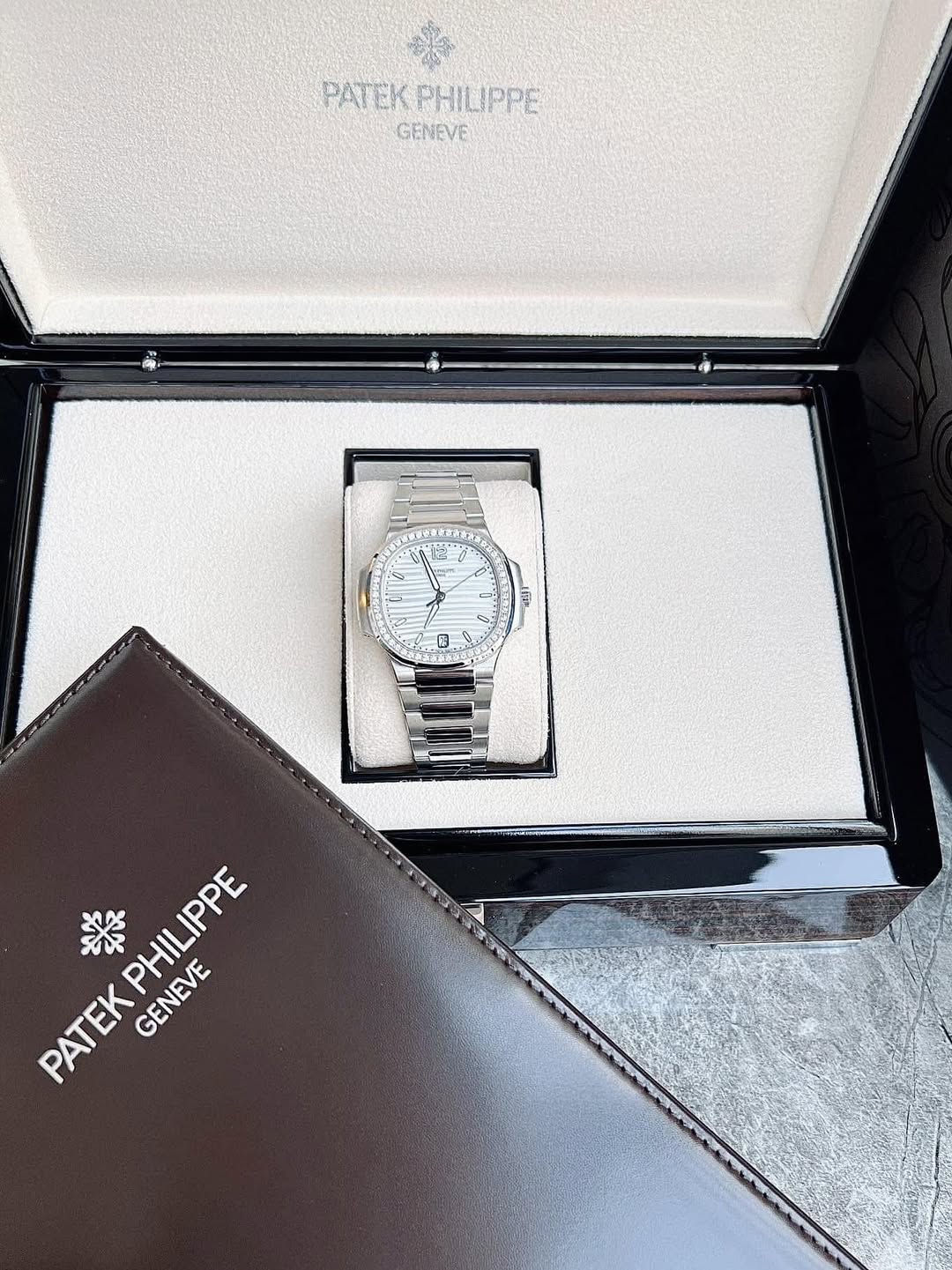 May be an image of wrist watch and text that says 'PATEKPHILIPPE PATEK PHILIPPE GENEVE GENEVE حد 中电建上 生海: 力茶 12 0 F 1 E و B エョ PATEK PATE PATEKPHILIPPE ※ KPHILIPPE GENEVE…