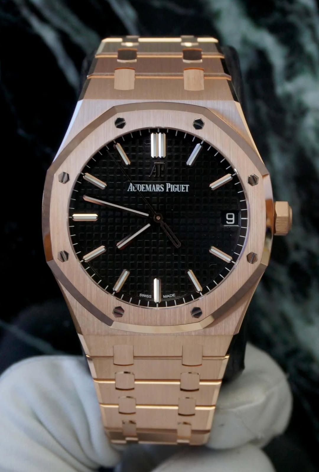 May be an image of wrist watch and text that says 'AL'DEMARSPIGUET Au DEMARS PIGUET PIGU 9 1 SWISS MADE'
