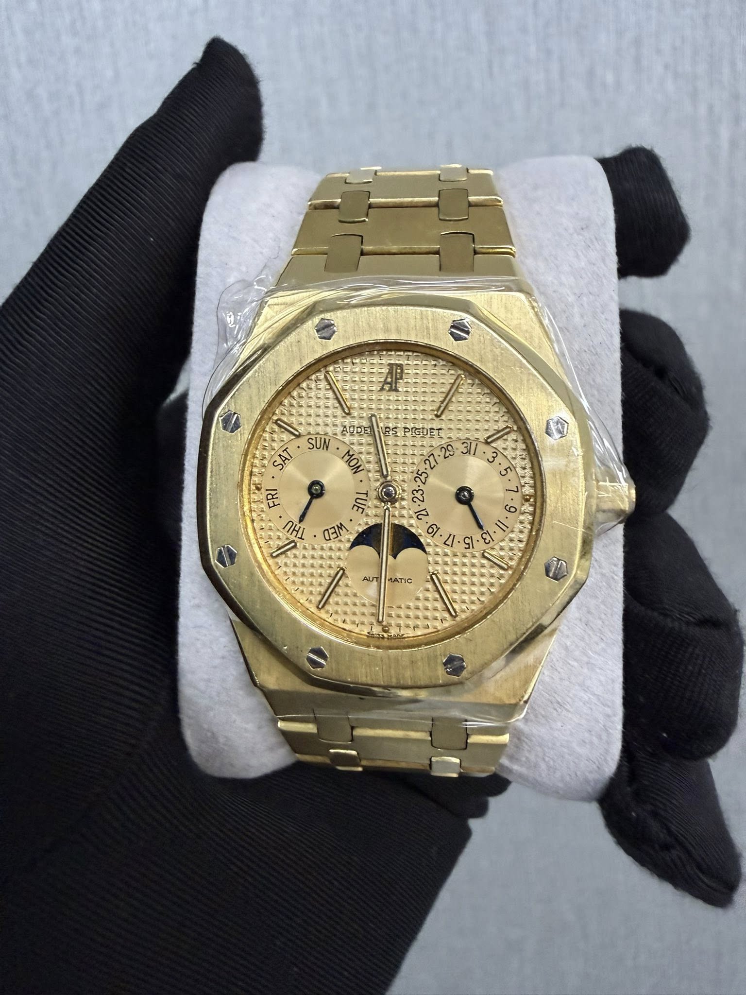 May be an image of wrist watch and text that says 'AP SAT SUN 농꼬인국 25 PIGDET MỖI FRI Te กมย WEM 311-3 31/ 27 في 23 و ፍ.ብፍ. ግ. 4. 4.ল 31 αι΄ AUT LATIC'