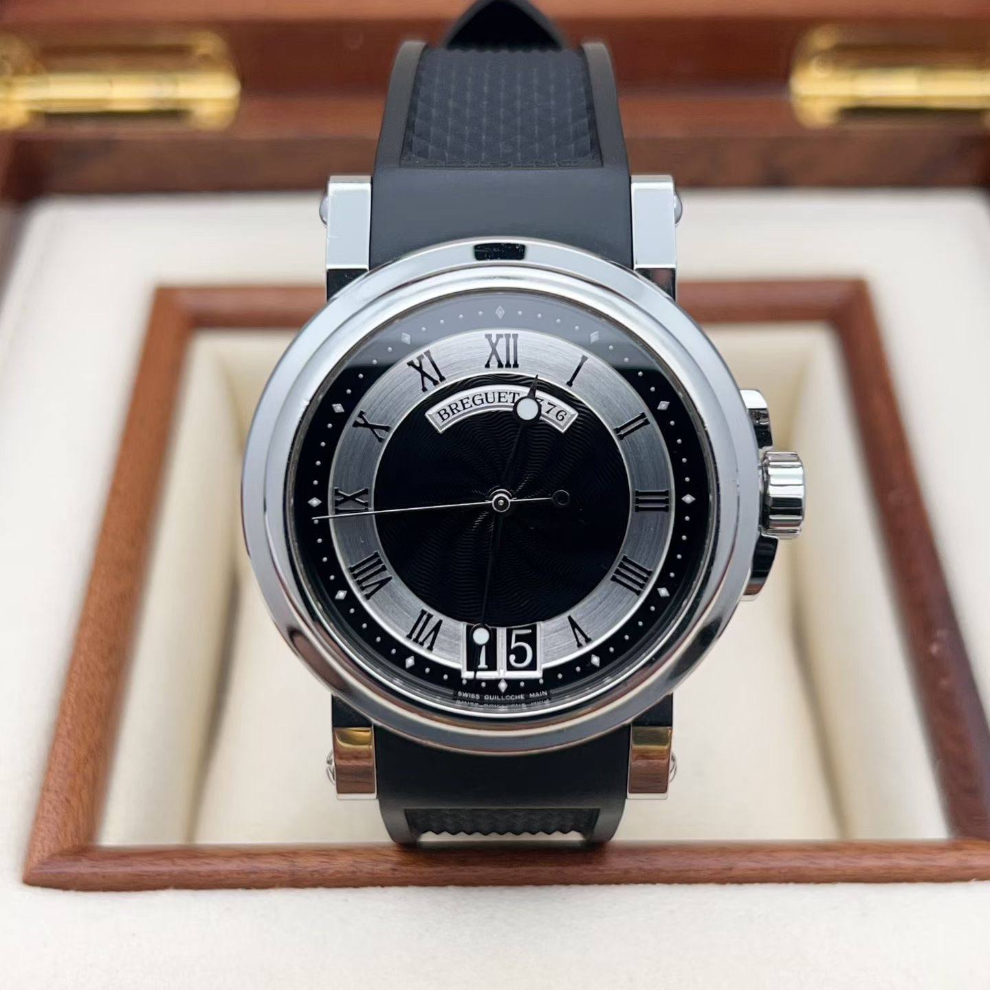 May be an image of wrist watch and text that says 'XI BREGUEL 76 46 O nЛ 15'