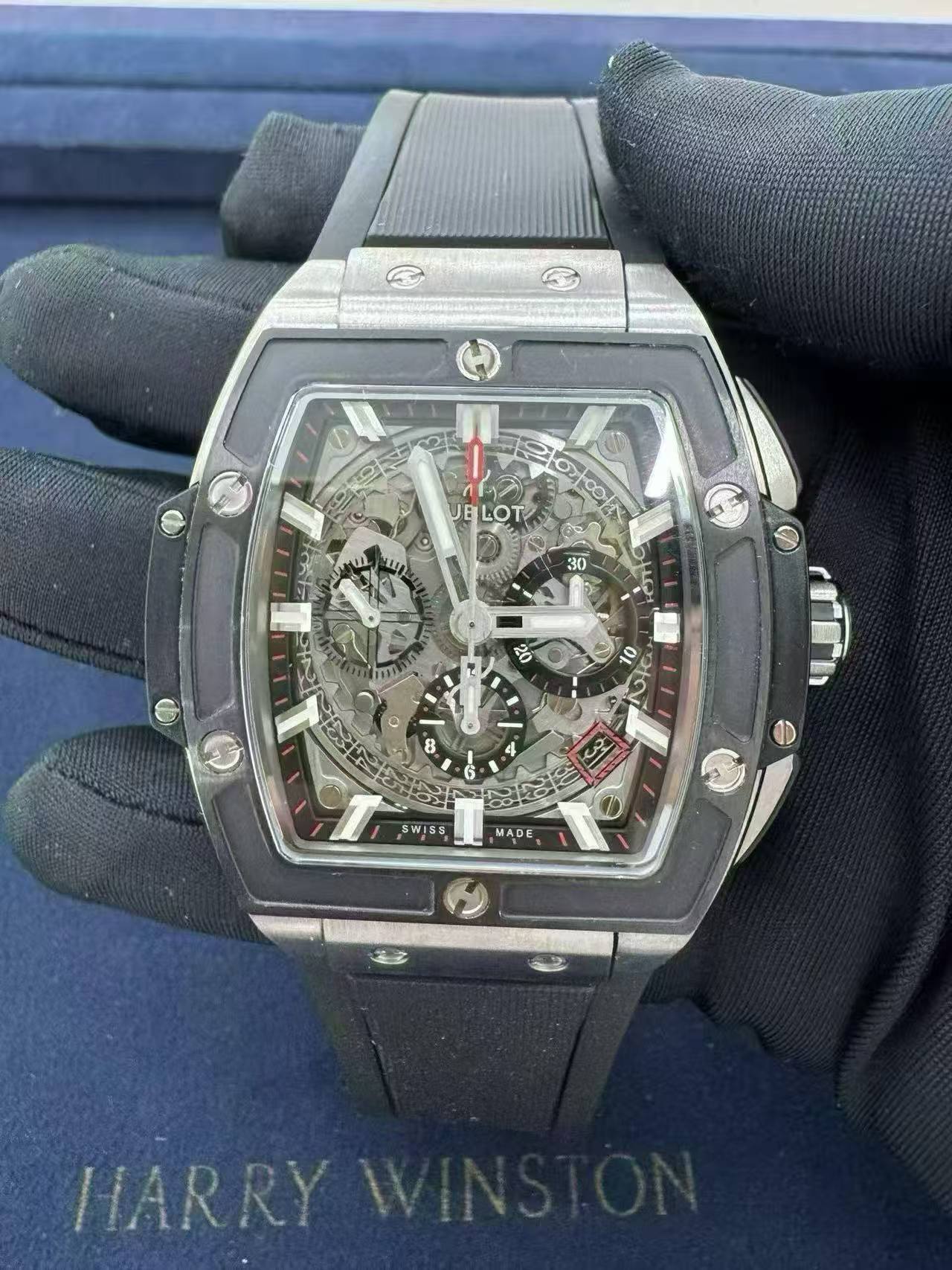 May be an image of wrist watch and text that says 'UBLOT eloxx 002 30 13T 30 한 10 و 8 4 내는론 5 MADE HARRY'
