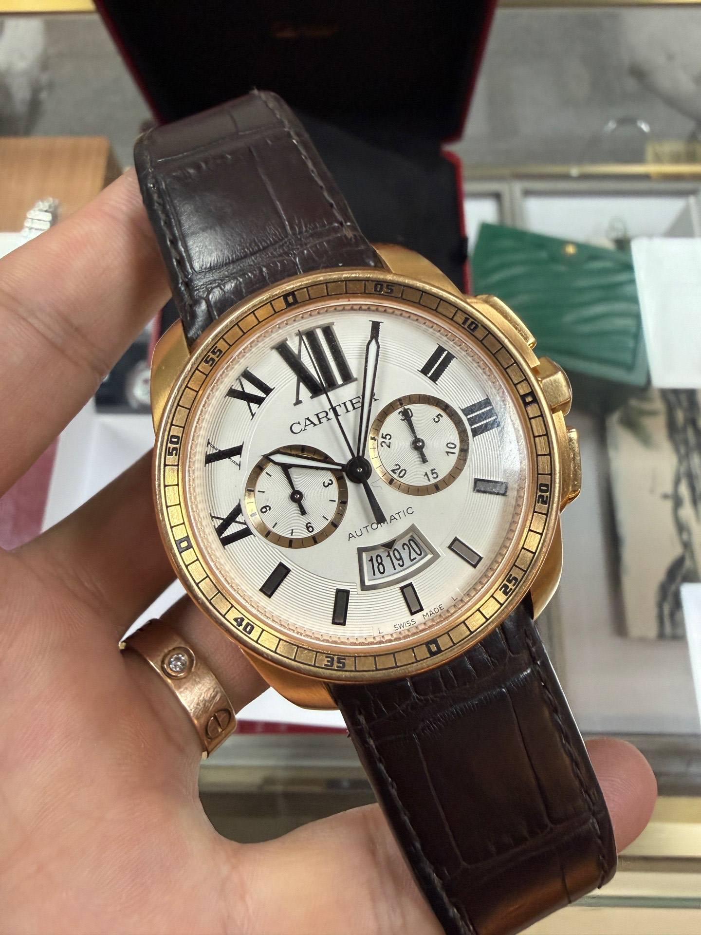 May be an image of wrist watch and text that says 'XXII/ E XI CARTIE II CAR ハ 5 n V I 6 ED AUT AUTOMATIC MADE MAD SIVSS 草ん ET'