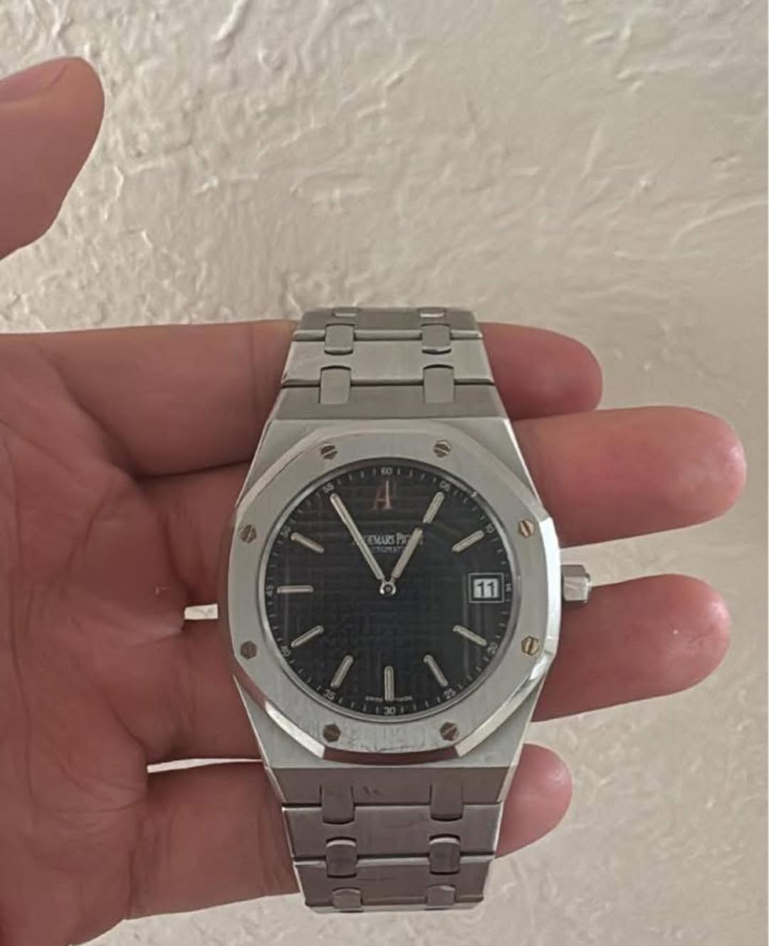 May be an image of wrist watch and text that says 'D 11 ወ'