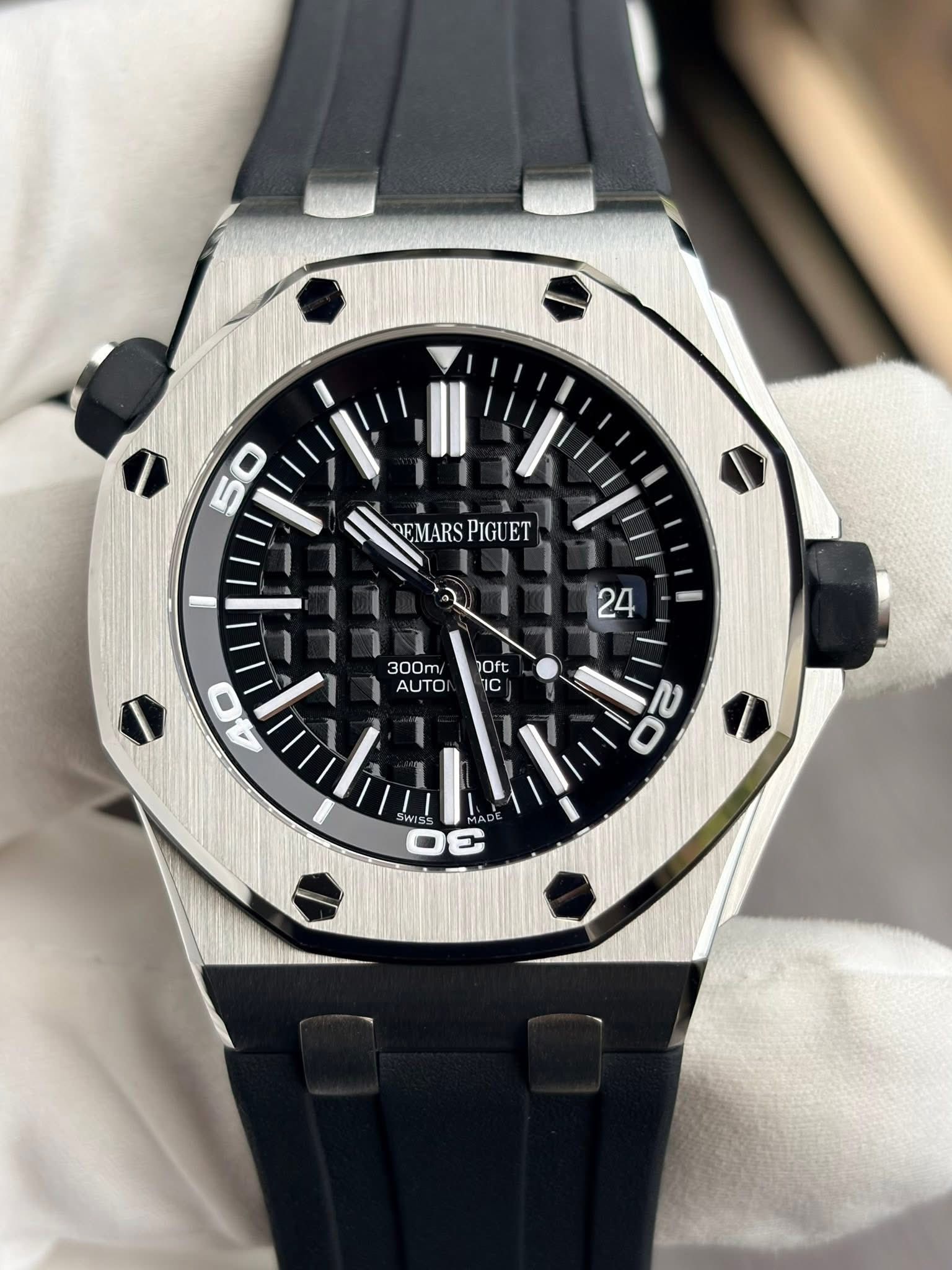 May be an image of wrist watch and text that says 'REMARS EMARSPIGUET PIGUET 24 300m AUTO 10ft IC C 40 2 Οε'