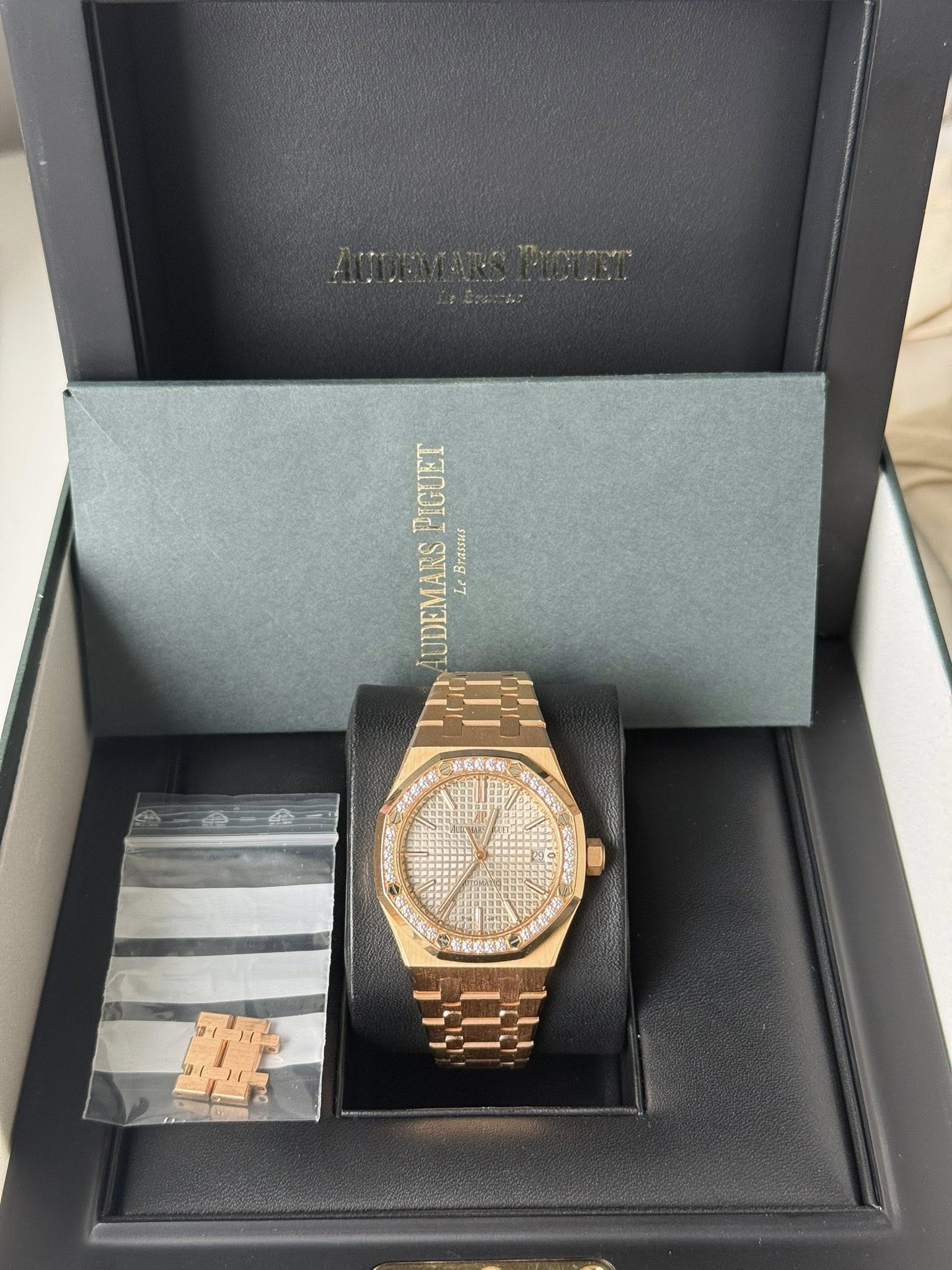 May be an image of wrist watch and text that says 'GUE PIGUET AUDEMARS Le Brassus SCSER'