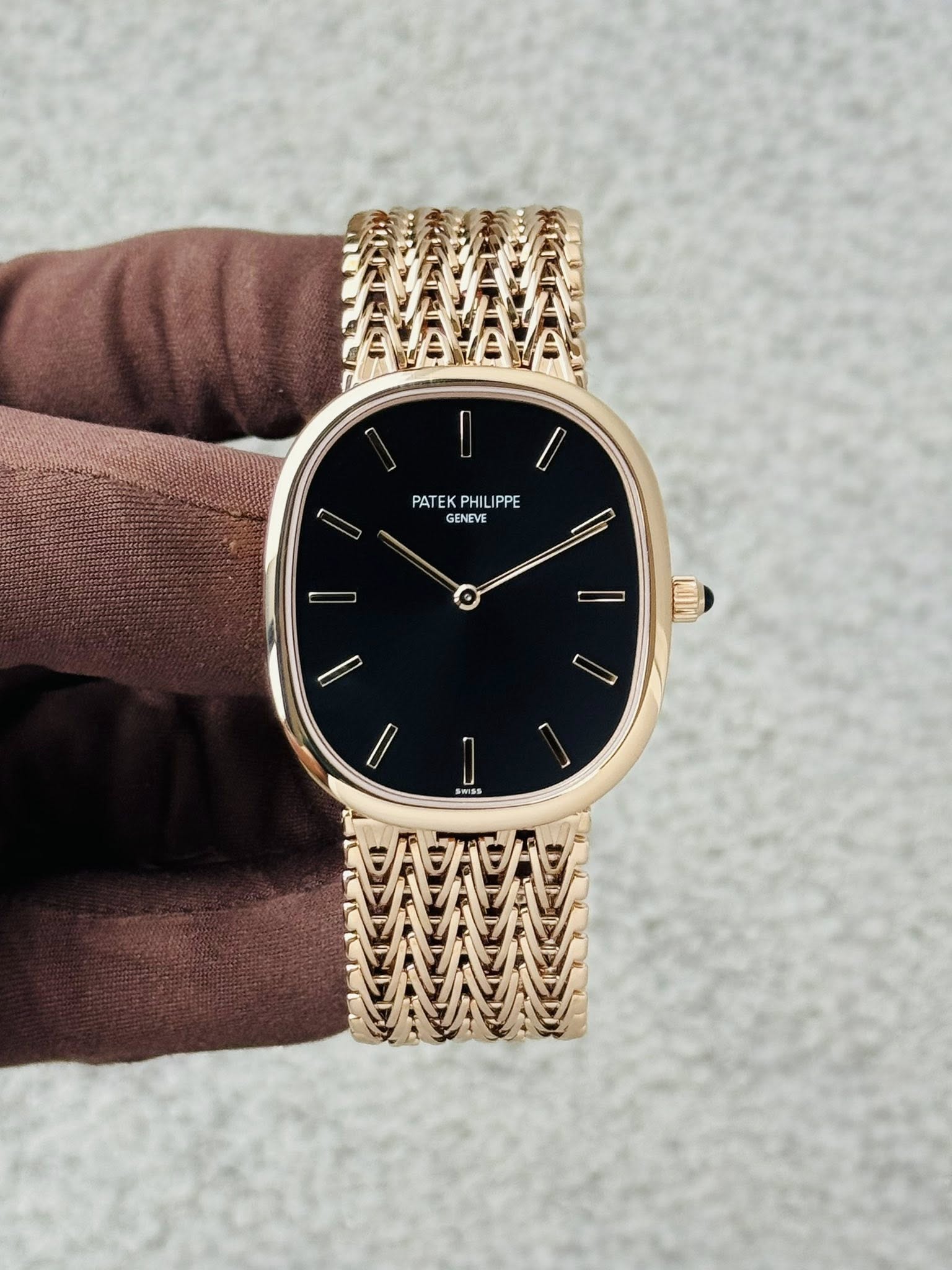 May be an image of wrist watch and text that says 'PATEKPHILIPPE PATE EK PHILIPPE PHIL IPPE GENEVE บิท'