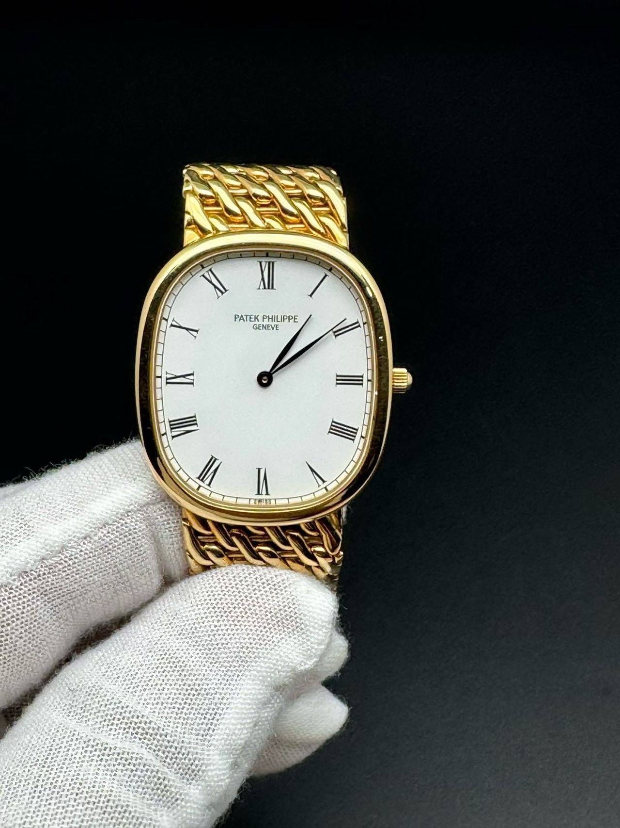 May be an image of wrist watch and text that says 'PATEK PHILIPPE GENEVE لل١ 株王 K XII X N VII VI I שריאאא TWTT II'