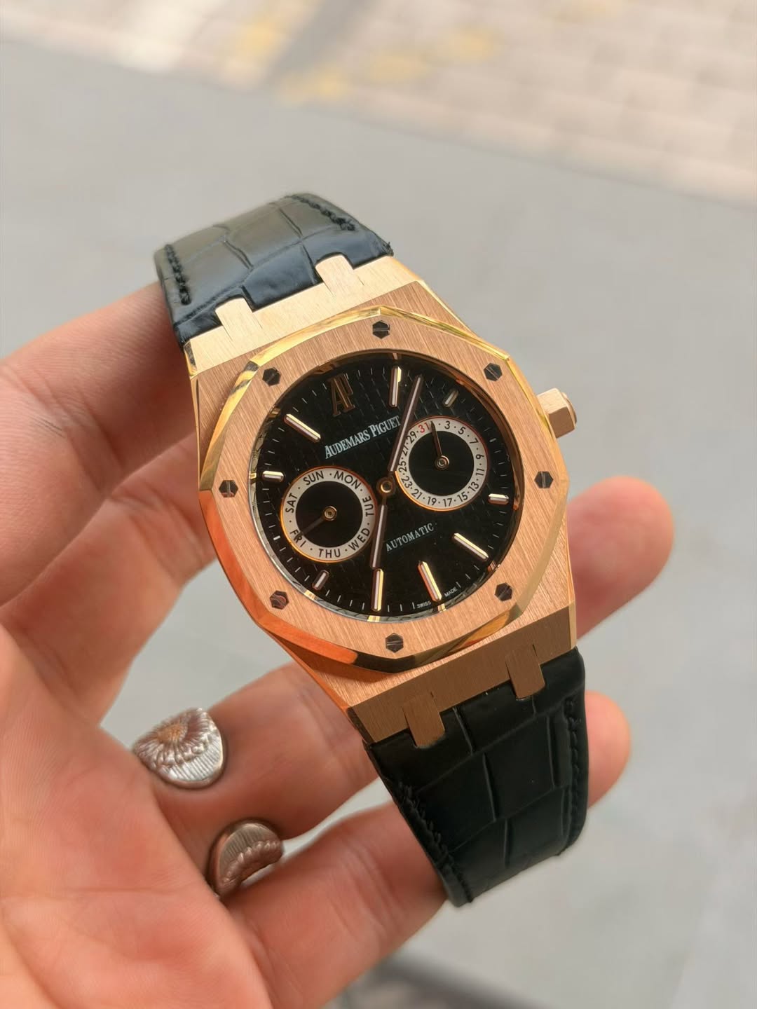 May be an image of wrist watch and text that says 'AUDEMARS PIGUE 9-3 x29-37 •3. SUN MON MO ก1 ه 山 ن 5.1 υTOΜΑΤю SAT THU A'