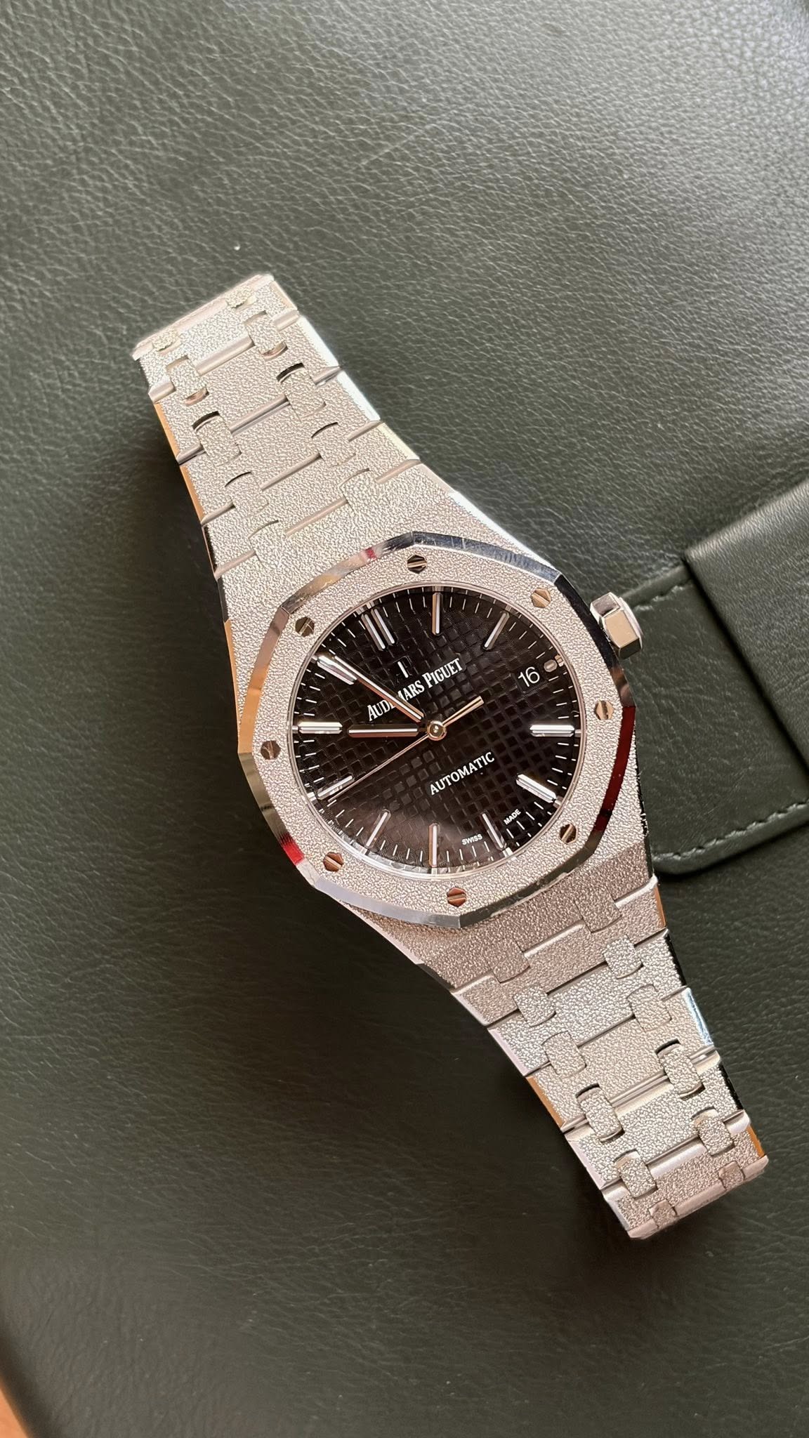 May be an image of wrist watch and text that says 'PIGUET ARS UD 16 M 螜 TIC T'