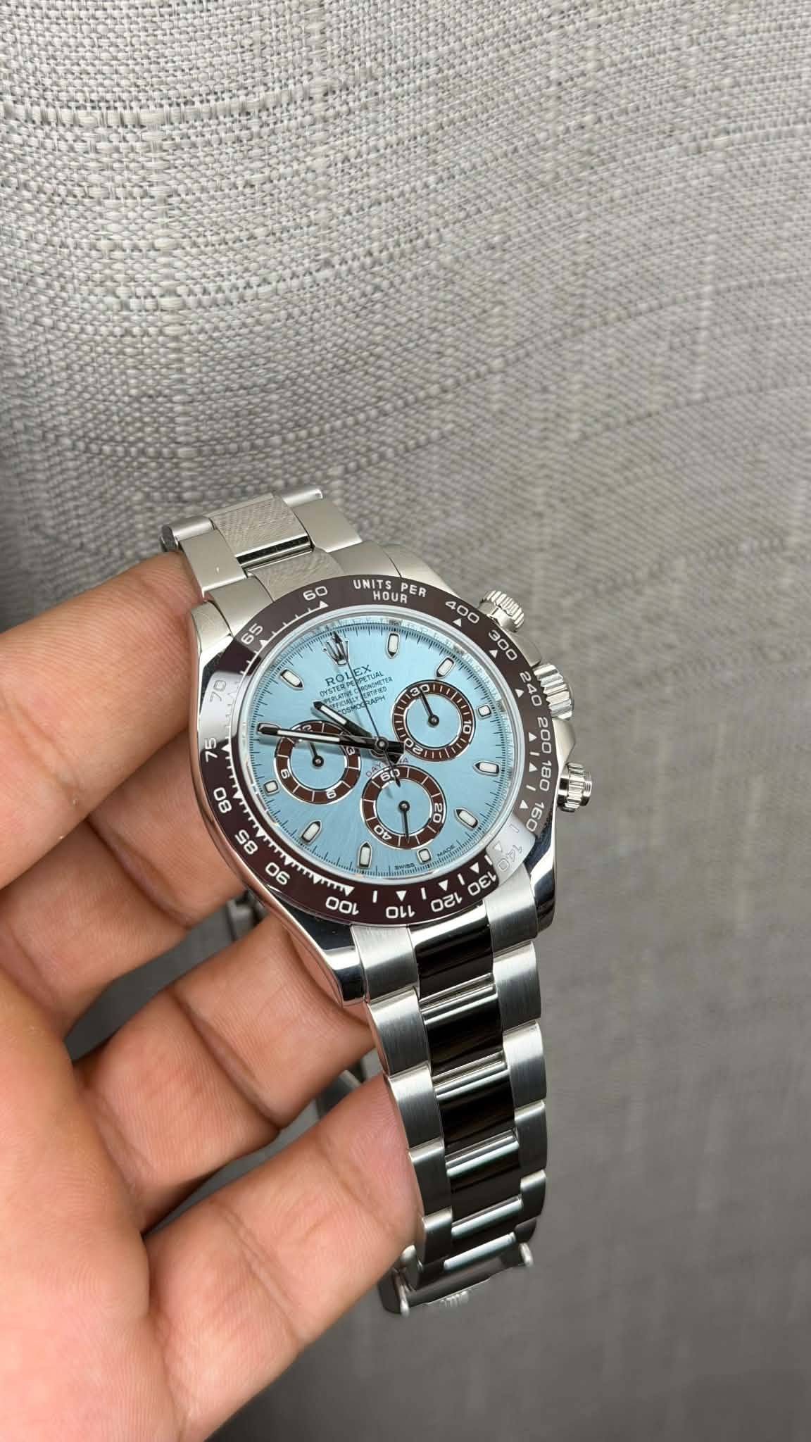 May be an image of wrist watch and text that says '60 UNITS "HOUR PER 65 V ወራ O 06 B a A 05 00 0αι 00 E E Dct οι'