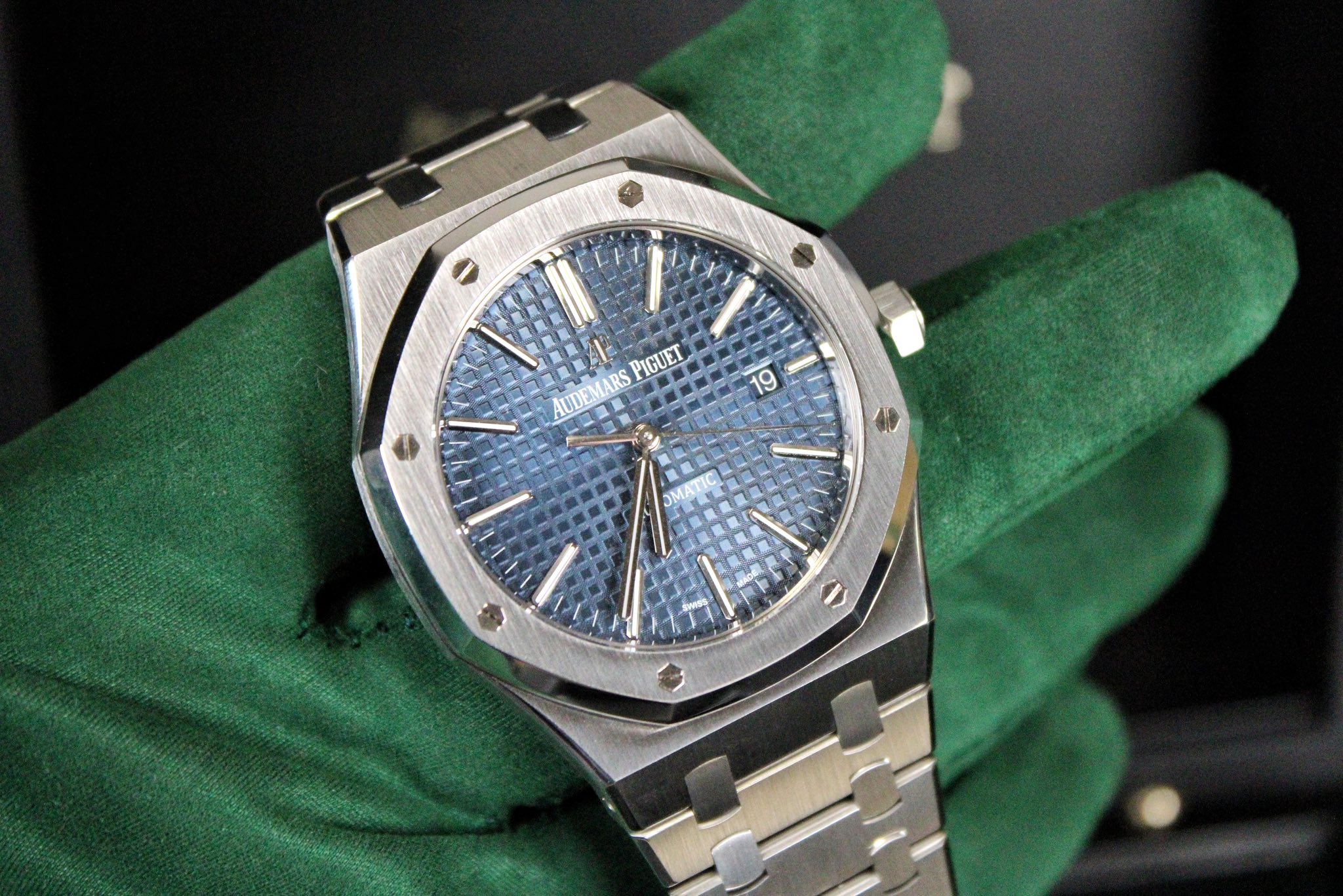 May be an image of wrist watch and text that says 'AUDEMARS ARS PIGUET 19'