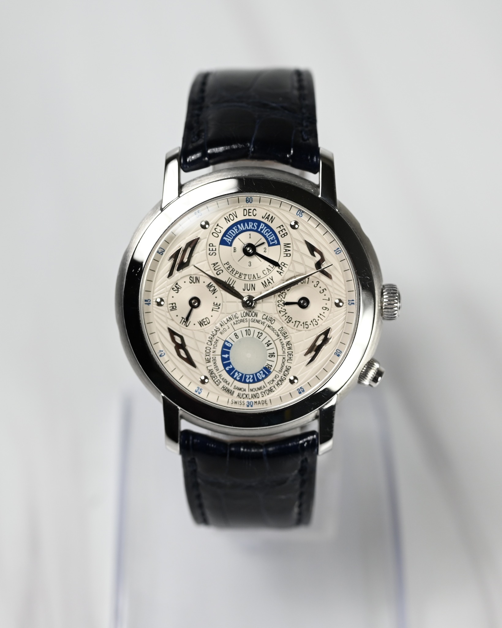 May be an image of wrist watch and text that says '50 10 NO DEC JAN OCT GUE FEB FEB SEP MAR ഉറ EITA ETUA CAL APR ف SIN SAT MON MAY FR TUE LONION WED AILANEG LOMES CEMEVE NEVE…