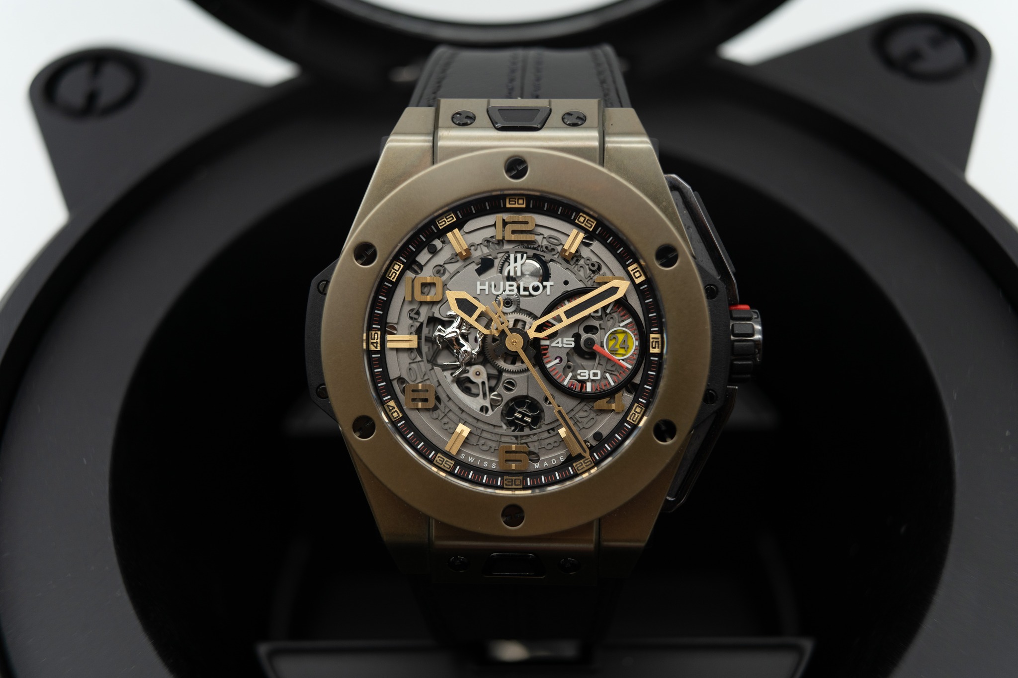 May be an image of wrist watch and text that says '白0 む 05 550 来、 HUBLOT 10 45 45 1S 30 小 A 阿類 WISS M入DS'