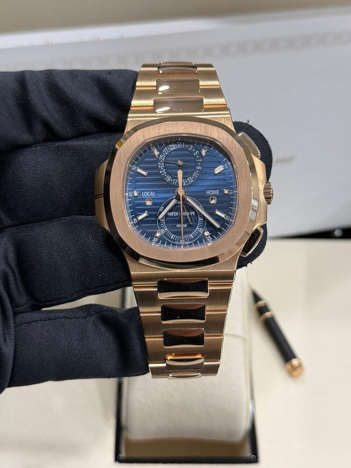 May be an image of wrist watch and text that says '5 5 道 50 i కర్షిజప :25 5 : BL LOCAL HOME 萬示 ATEK 두송 PE Co 5'