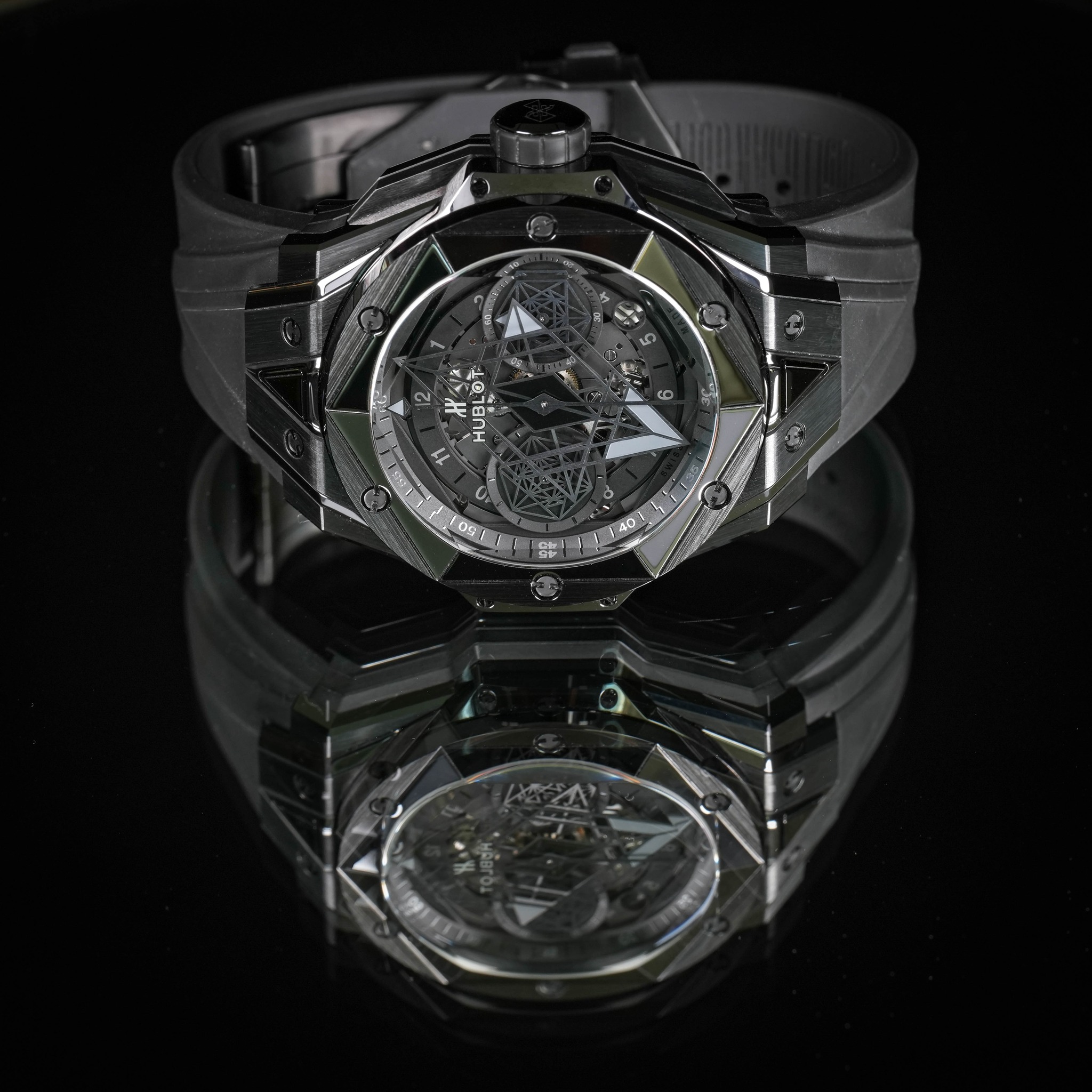 May be an image of wrist watch and text that says 'ம تا ሓ ١ؤ٣ ዘሮስት EL HUBLOT HUBEK HU HUBI 付 OR Ja 401 40 s1 活'