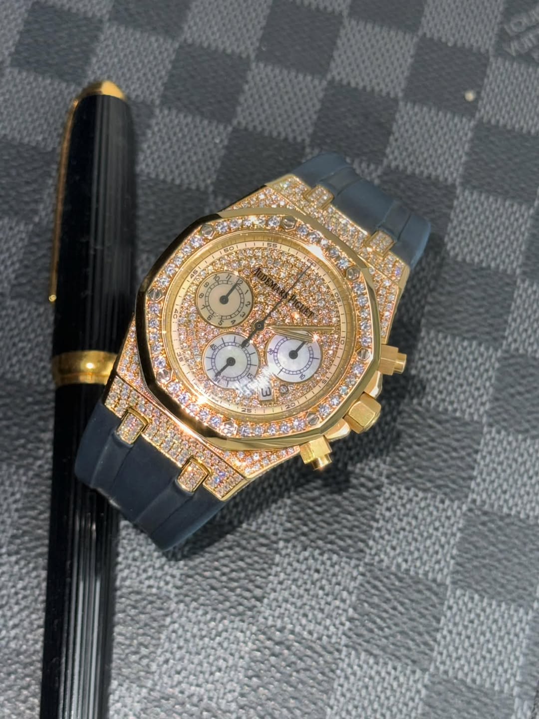May be an image of wrist watch and text that says 'big'