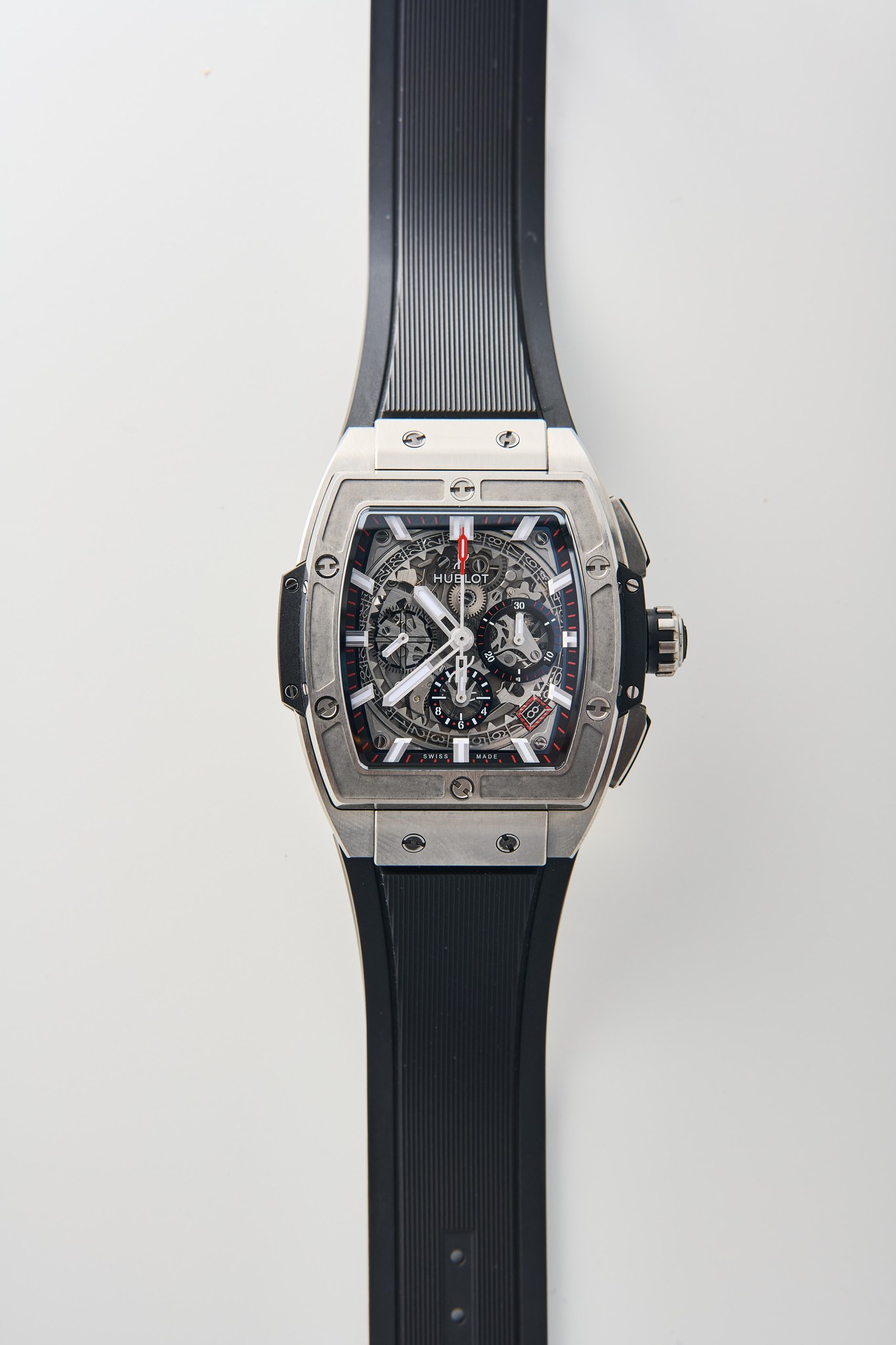 May be an image of wrist watch and text that says 'توم G HUBLOT OT. HUE 3I1 ነት 2 ه'