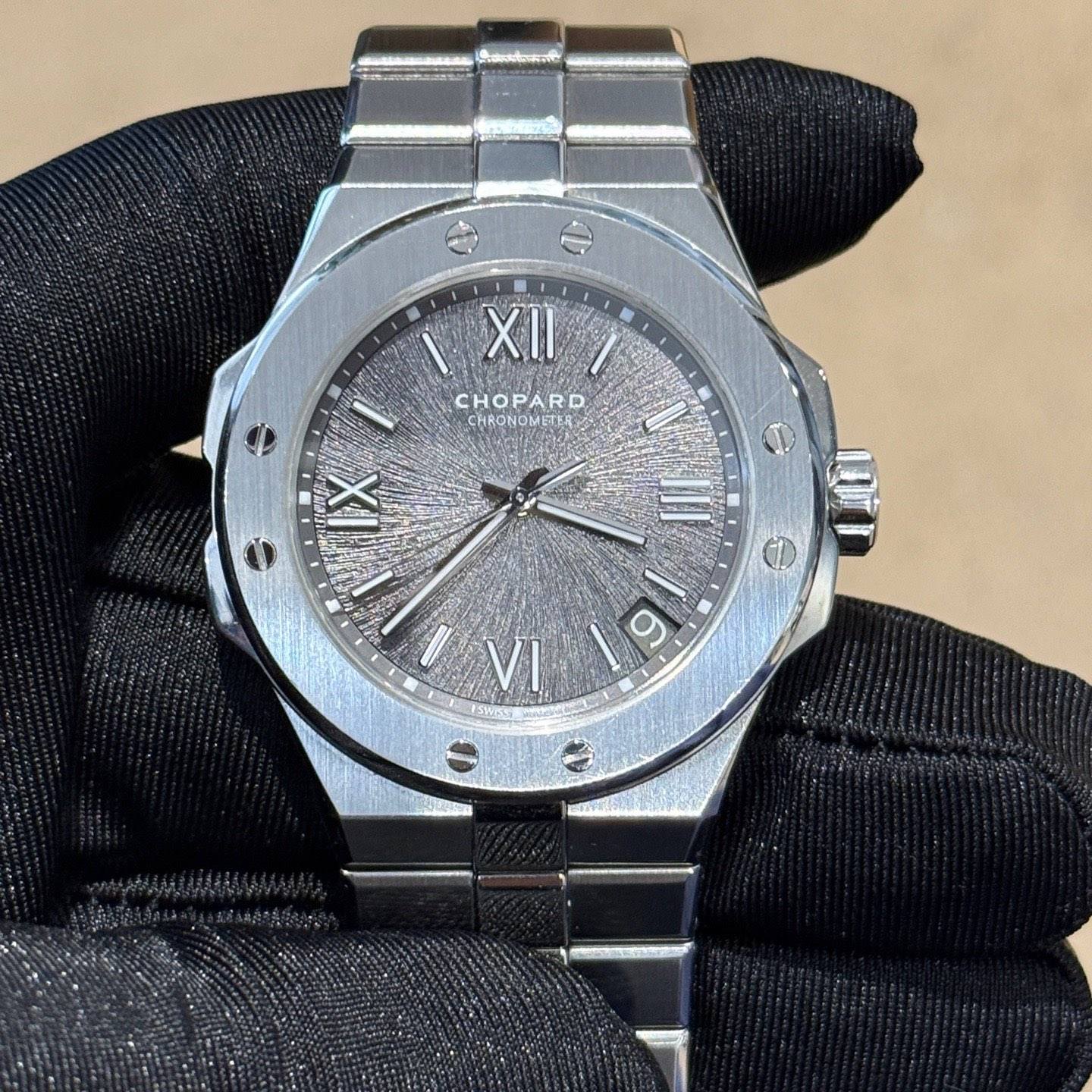 May be an image of wrist watch and text that says '١ XII I CHOPARD CHRONOMETER 1 I / မ م VI 19'