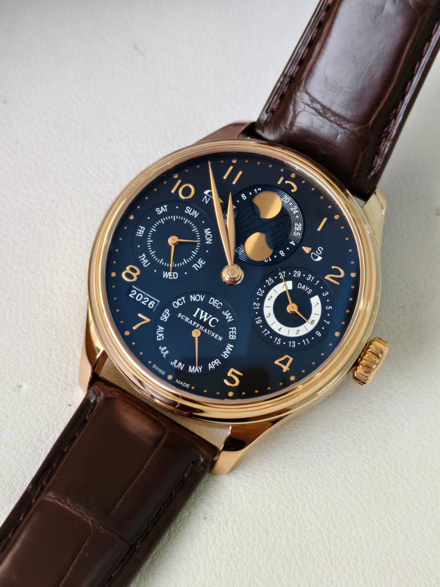 May be an image of wrist watch and text that says '8 10 SAT SUN F8t 20 20 MON 29.5 4 ဏ ۲ S E జ さ 1 DAYO DAYS Cu Cu 4 15 50 ထ በዚ WED 2026 OC! NOV DEC ញ SCHAFFHAUS IWC JAN AUG FEB M…