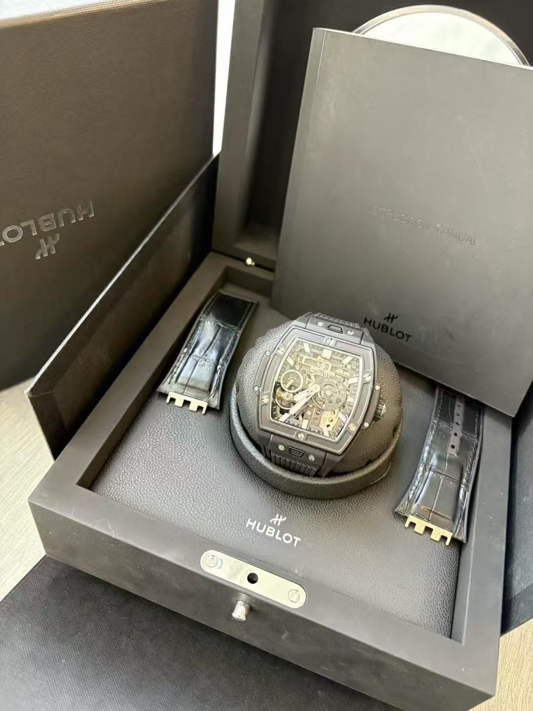 May be an image of wrist watch and text that says 'PANUAL S 0 HUBLOT HUBLOT ۱۳'