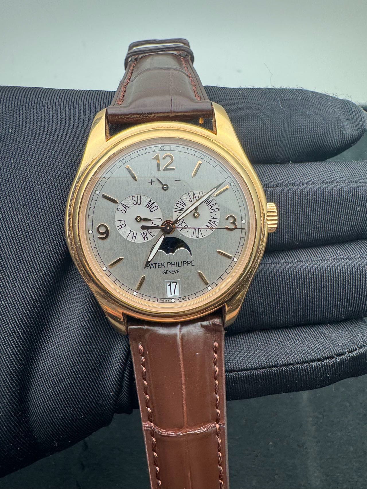 May be an image of wrist watch and text that says '0周 ا + 12 I SU MO NOV JAd MAR SA 6 8 2 A ل TH JUL PATEKPHILIPPE PATEK KPHILIPPE GENEVE 17 SWISKTE HACЛ!'