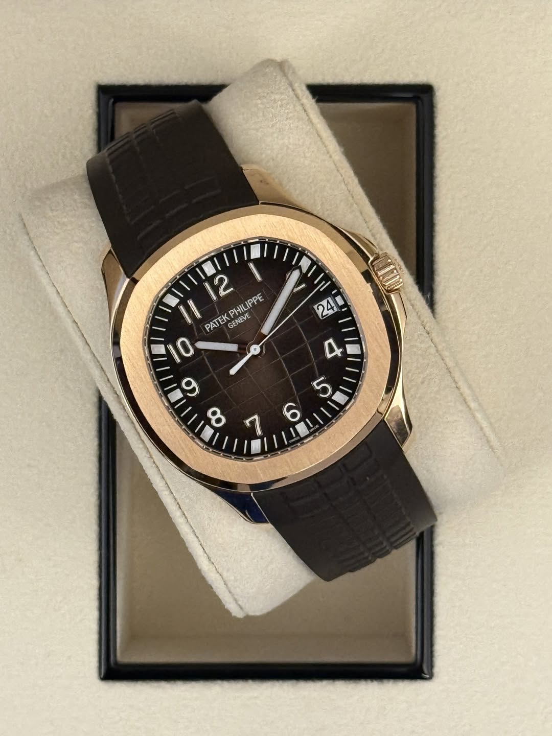 May be an image of wrist watch and text that says '24 2 PHILIPPE PATEK GENEVE 家会 O '