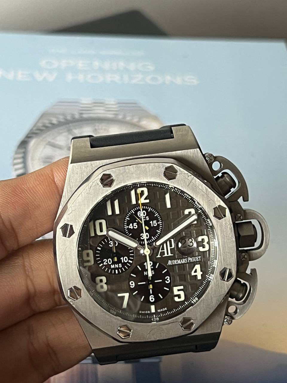 May be an image of wrist watch and text that says ' s S AP33 3 3 มมบ 3 AUDEMARS AUDEMARSPIGUET PIGUET MNS H 8 9 - 7 I 6 SWI8 MADE'