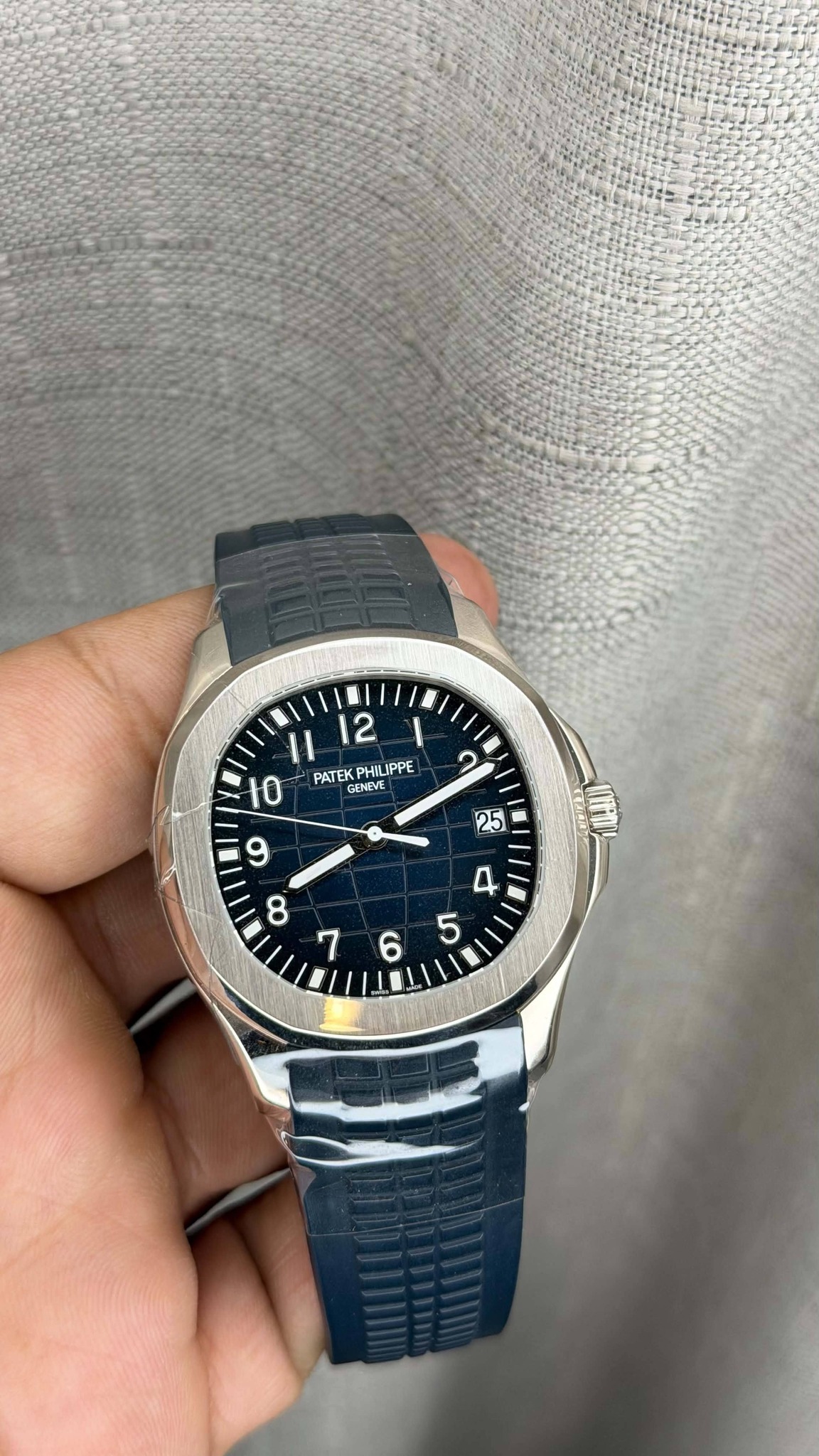 May be an image of wrist watch and text that says 'I1 12 10 PATE PHILIPPE GENEVE '