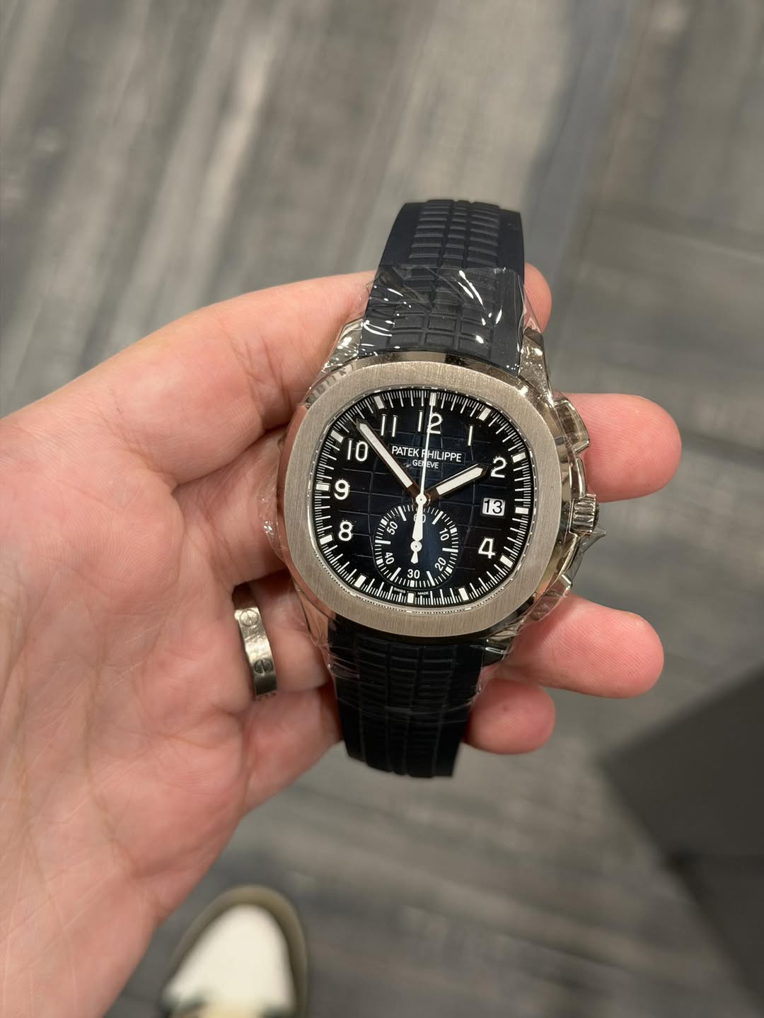May be an image of wrist watch and text that says '2 PATEK PATEKPHILIPPE HILIPPE 0 و 8 2 6 B 13 מין 0 ال ウ E ろ / NO 30 30 I1 A 5 = u عحی R'