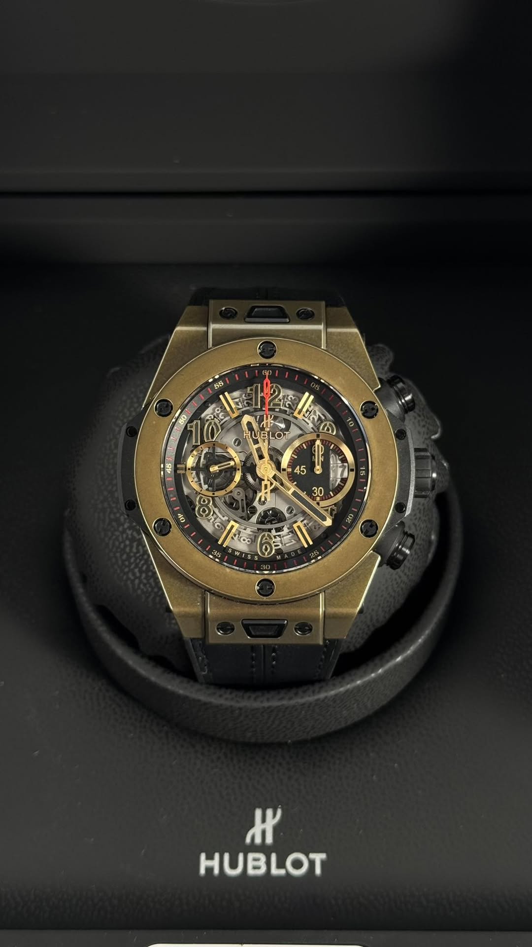 May be an image of wrist watch and text that says 'LOT 10 46 C A WW የ /co 9 ل 光 HUBLOT'