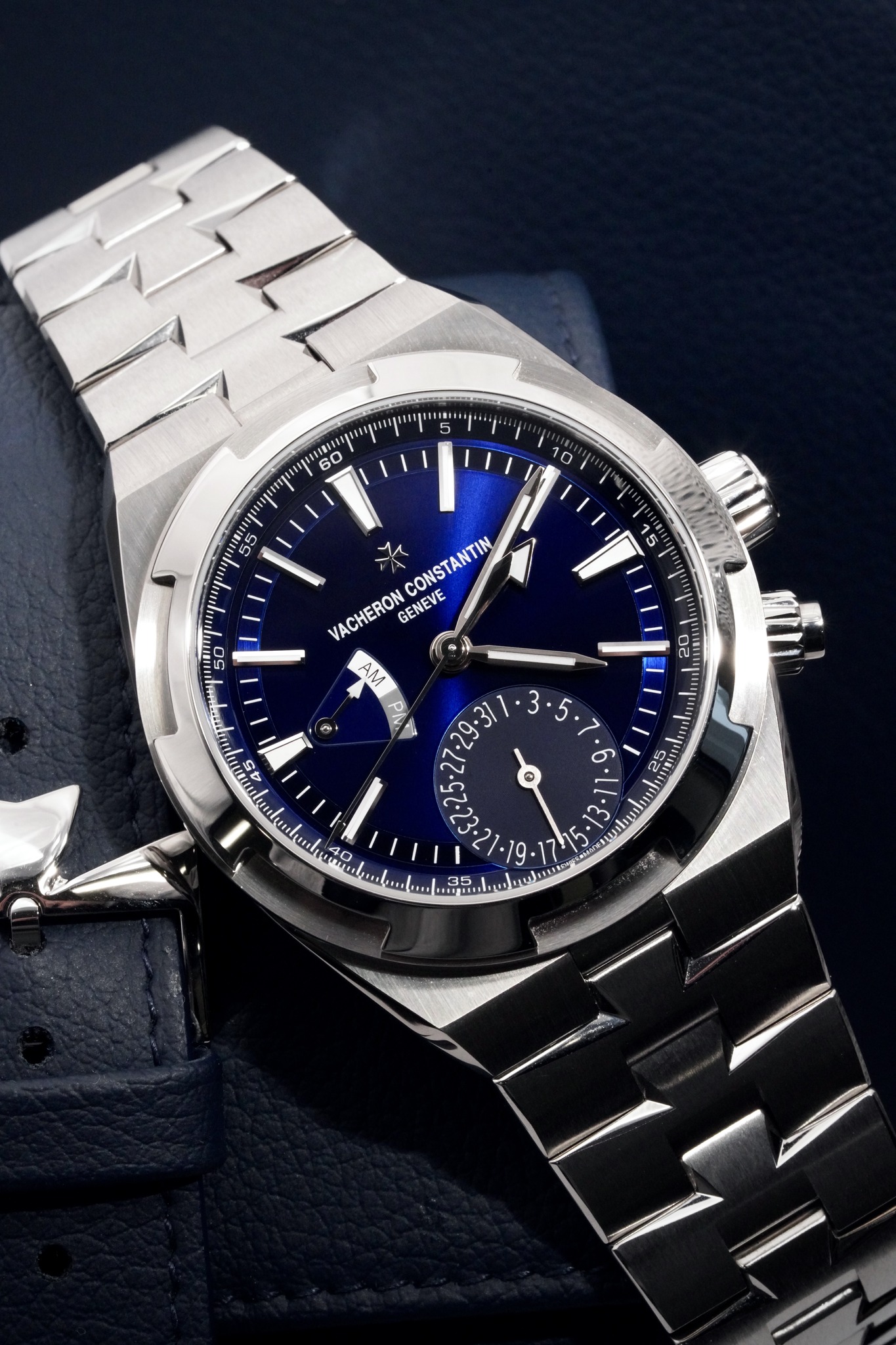 May be an image of wrist watch and text that says '60 10 5 サ CONSTANTIN VACHERON GENEVE AM 05 IAD اسات Θ' 3・ SD 6 25 40 N 19. 9 35'
