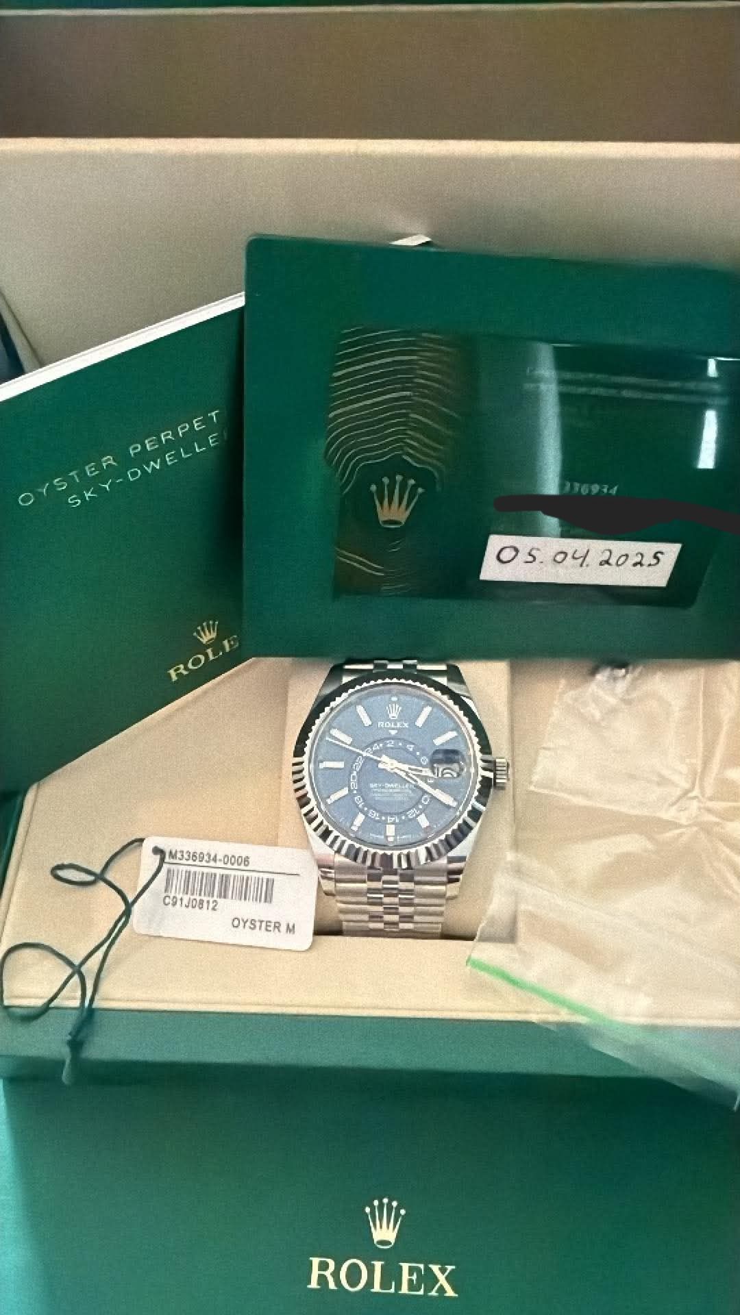 May be an image of wrist watch and text that says 'SKY-DWELLE OYSTERPERPET ◎店にたのみとで! OYSTEY-DWELLE Sk KY-DWELLE PERPET . V ROL 생 ROLE 16 M336934 M336934- CRSUIIN C91J0812 OYSTER M…