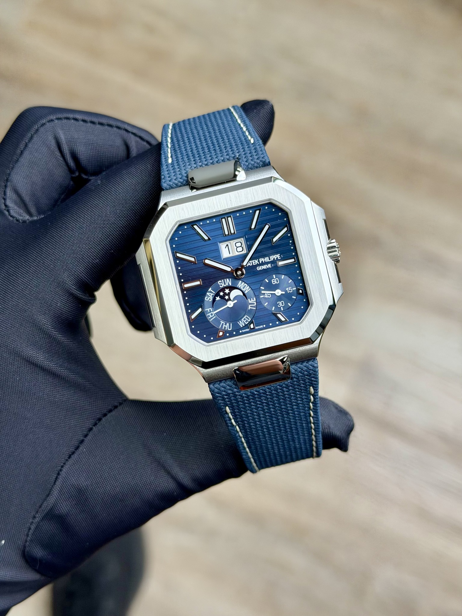 May be an image of wrist watch and text that says 'l 8 ATEK ATEKPHILIPP KPH PPE: GENEVE SUN Ko SAT - ら 2 3 THU MED'