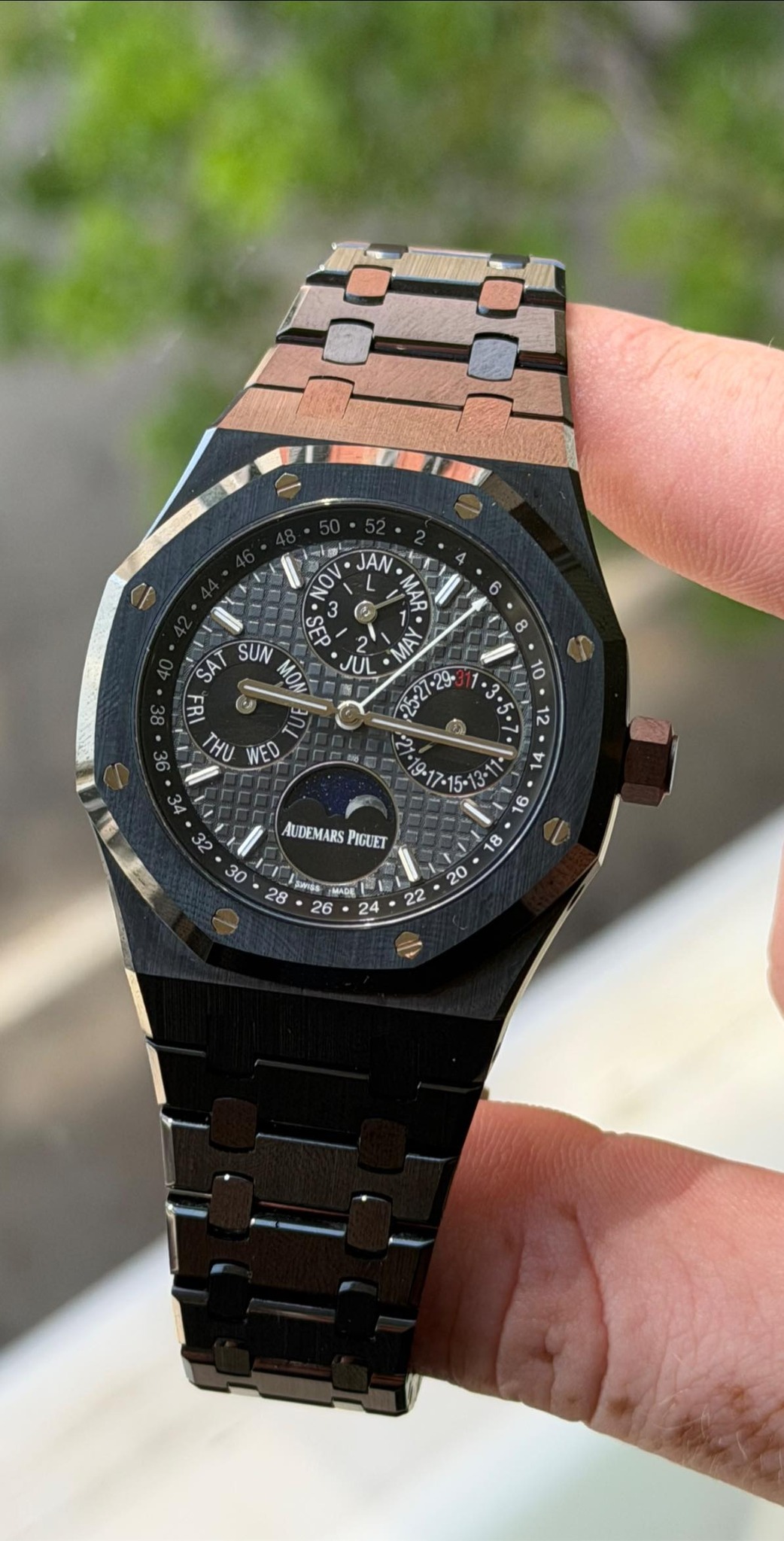 May be an image of wrist watch and text that says 'وراب JAN ΝΟν M 6 SUA MON JUL FRI THИ WED . AUTEMARS PIGUET saras MAOE ا '