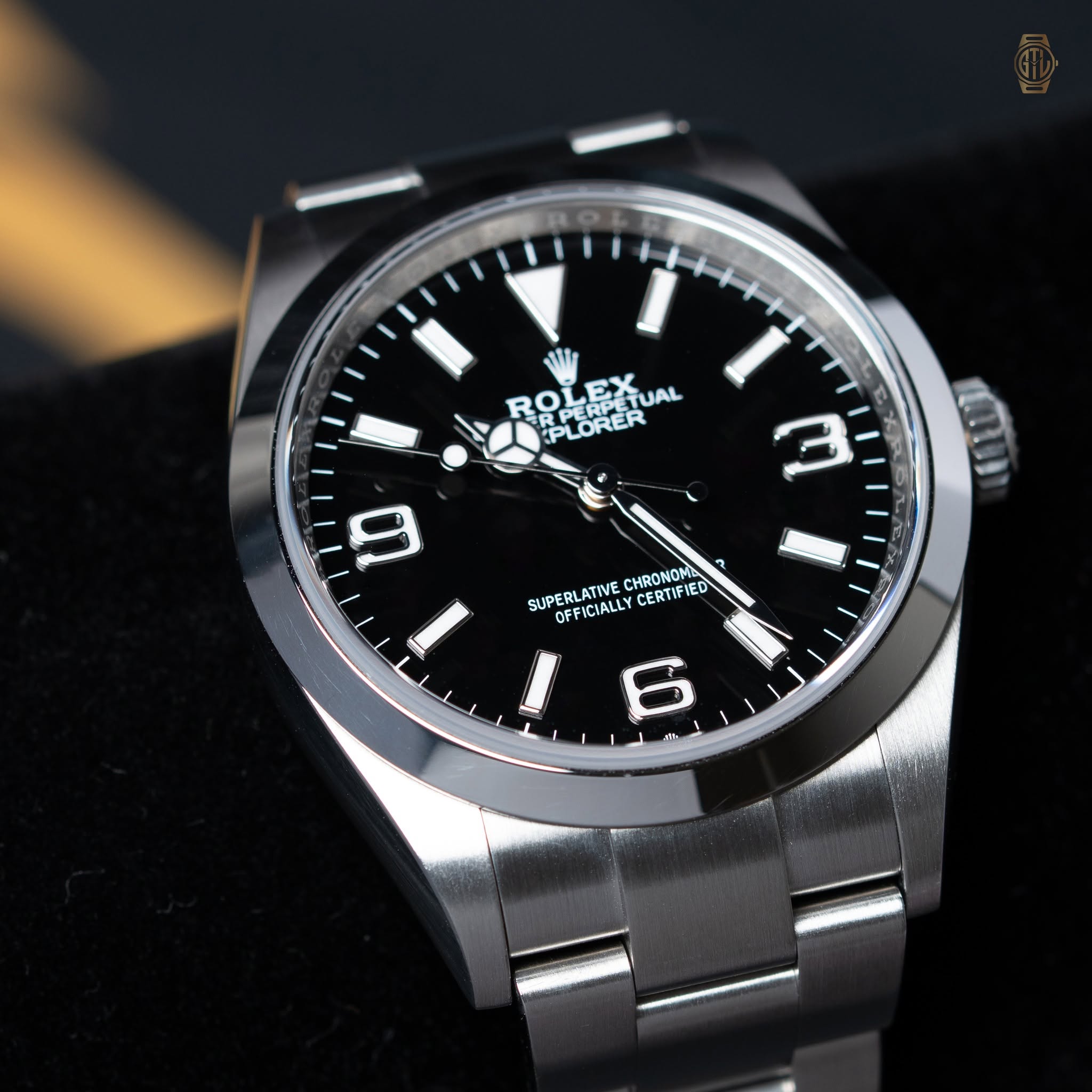 May be an image of wrist watch and text that says 'ROLEXUAL ERPERPET PETUAL PLORER RPERER M D SUPERLATIVE CHRONOME 3 OFFICIALLY CERTIFIED ۱ 6 I m'