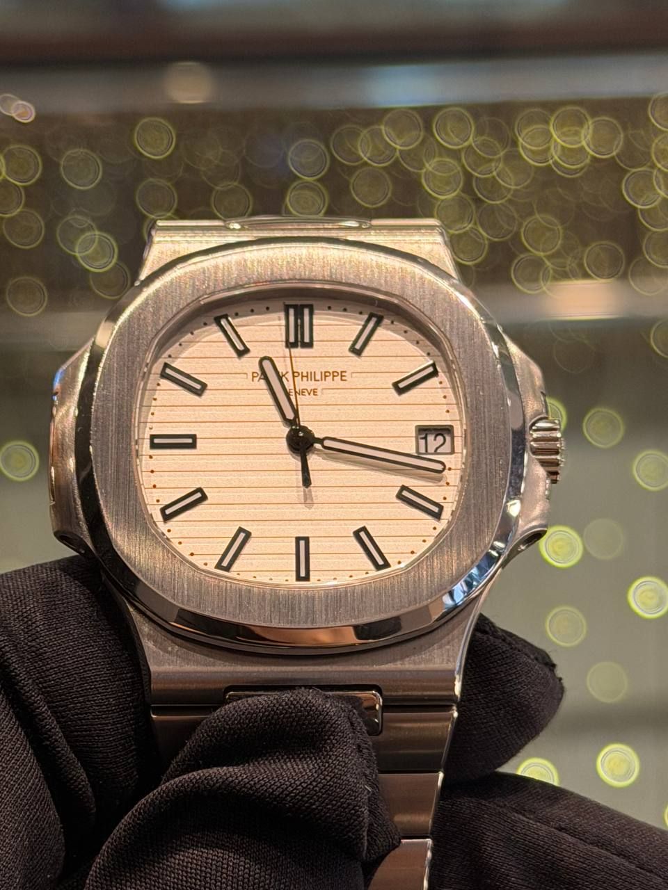 May be an image of wrist watch and text that says 'ue I D P NEVE PHILIPPE D D ا I I I 12 12'