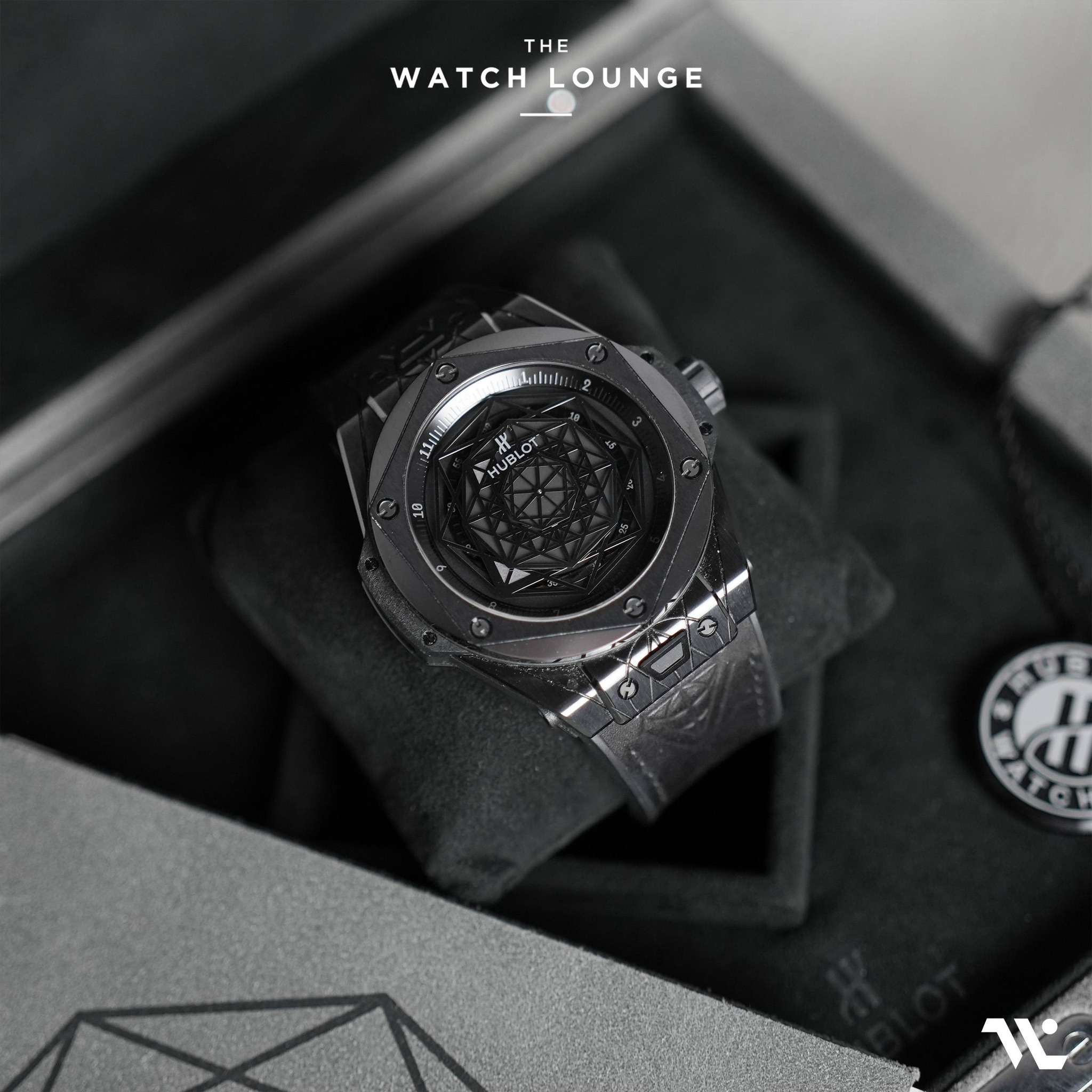 May be an image of digital watch and text that says 'THE WATCH WATCHOUNGE WATCHLOUNGE LOUNGE plul 33 MUBLOT UBLOT X. 。 အ T I له'