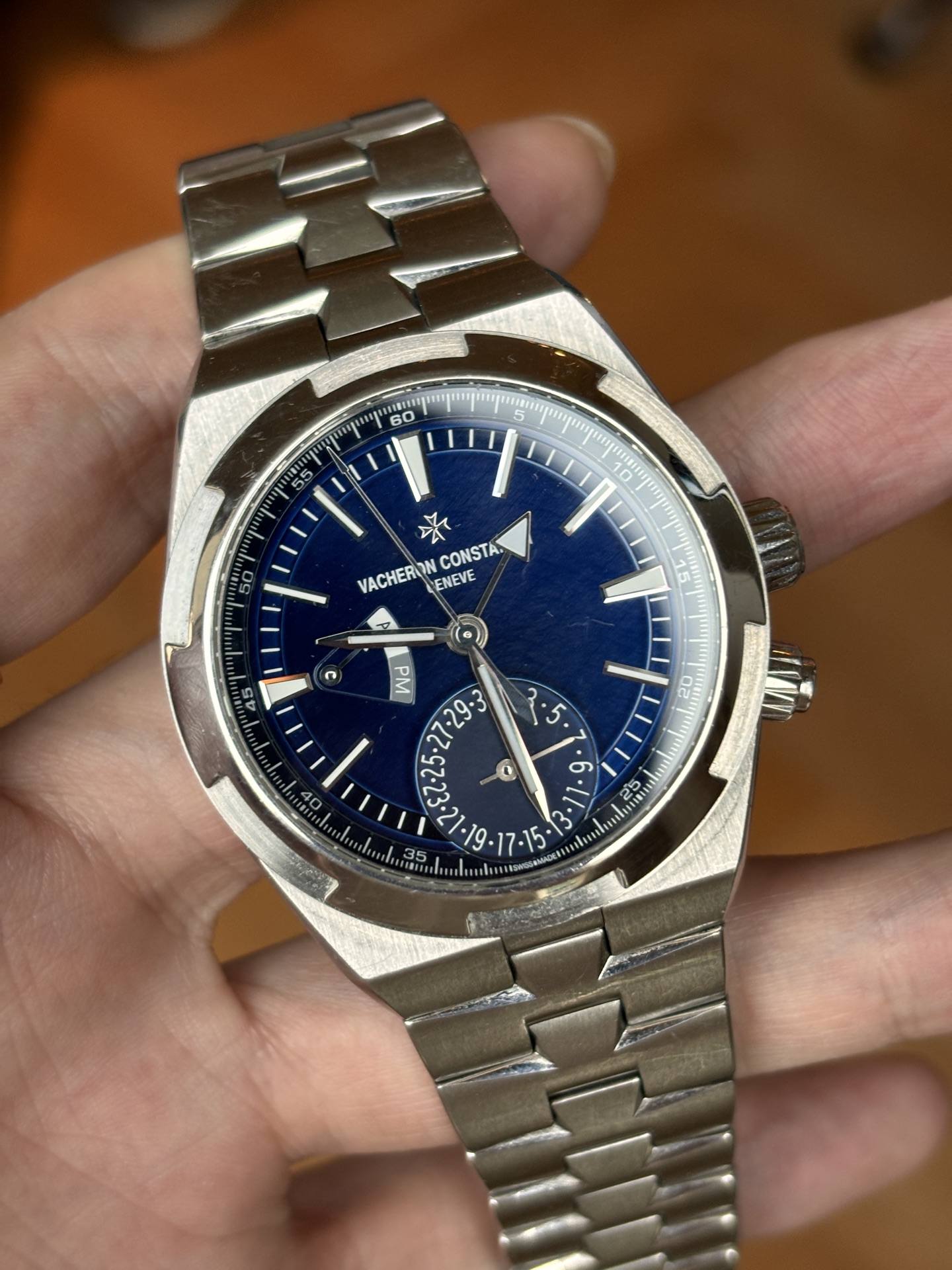 May be an image of wrist watch and text that says 'mgun イイ VACHERONCONSTA. CONSTA. VACHERON ENEVE Wd ٢ ・ IVI'