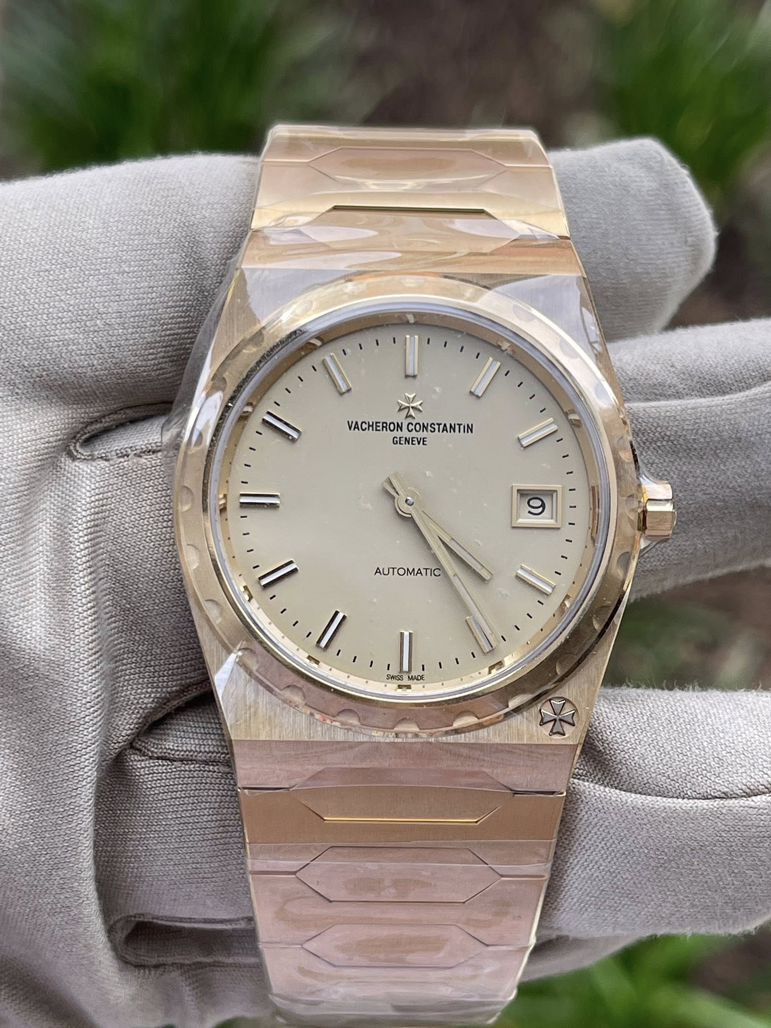 May be an image of wrist watch and text that says 'I D U' VACHERONCONSTANTIN VACHERON CONSTANTIN GENEVE ሀ 9 AUTOMATIC ١ Il''